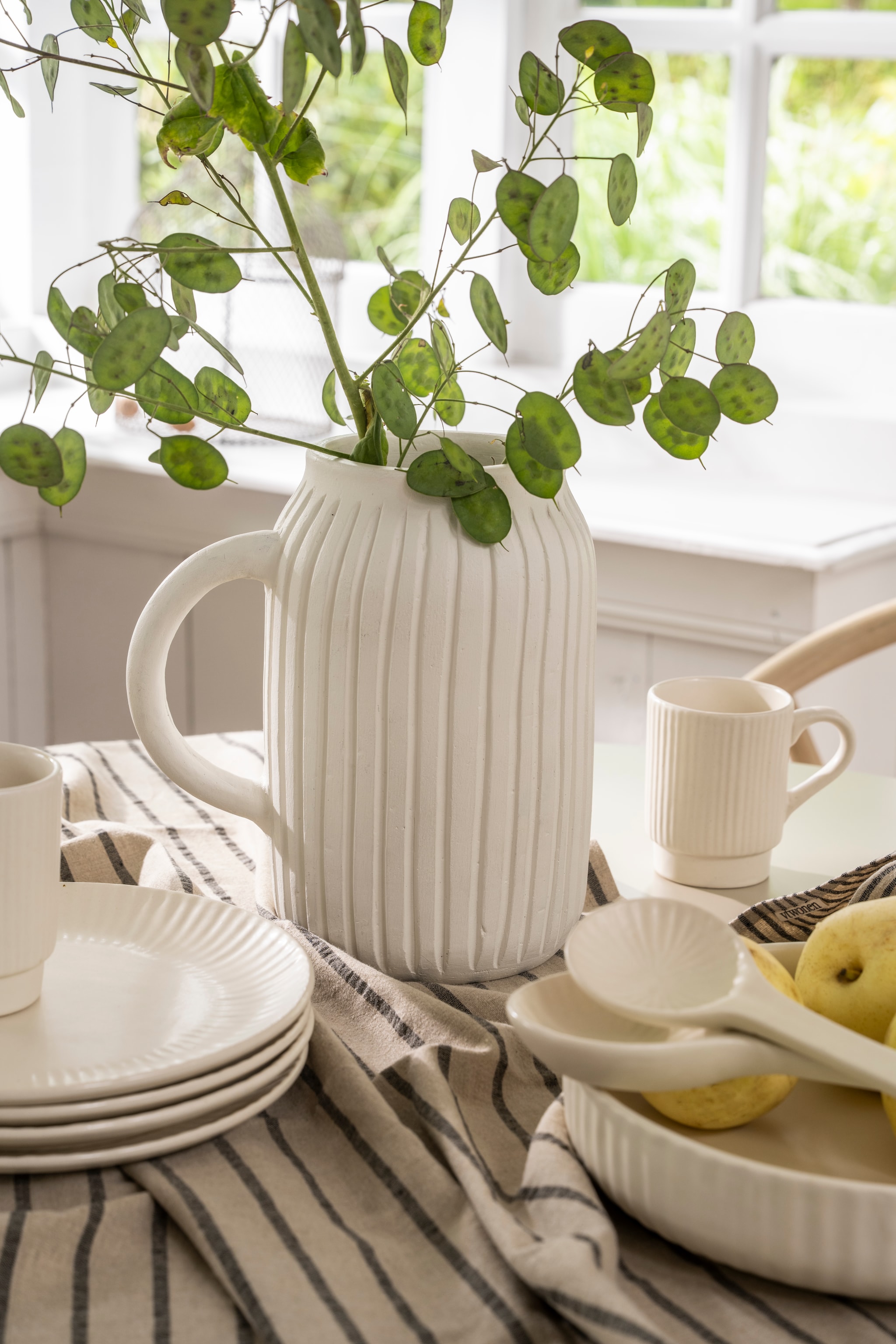 vtwonen tafelkleed, katoen en linnen, blauw en wit, 150x250 cm (lxb) € 79,95, vtwonen servetten, katoen en linnen, blauw en wit, 40x40 cm (lxb), set van 2 € 15,95, vtwonen servetten, katoen en linnen, naturel en grijs, 40x40 cm (lxb), set van 2 € 9,50, vtwonen bord porselein, wit en blauw, diverse maten, vanaf € 9,50, vtwonen pastabord, porselein, wit en blauw, 25,5 cm (Ø) € 17,95. vtwonen 04-2026 | styling Sanne Ketelaar | fotografie Stan Koolen