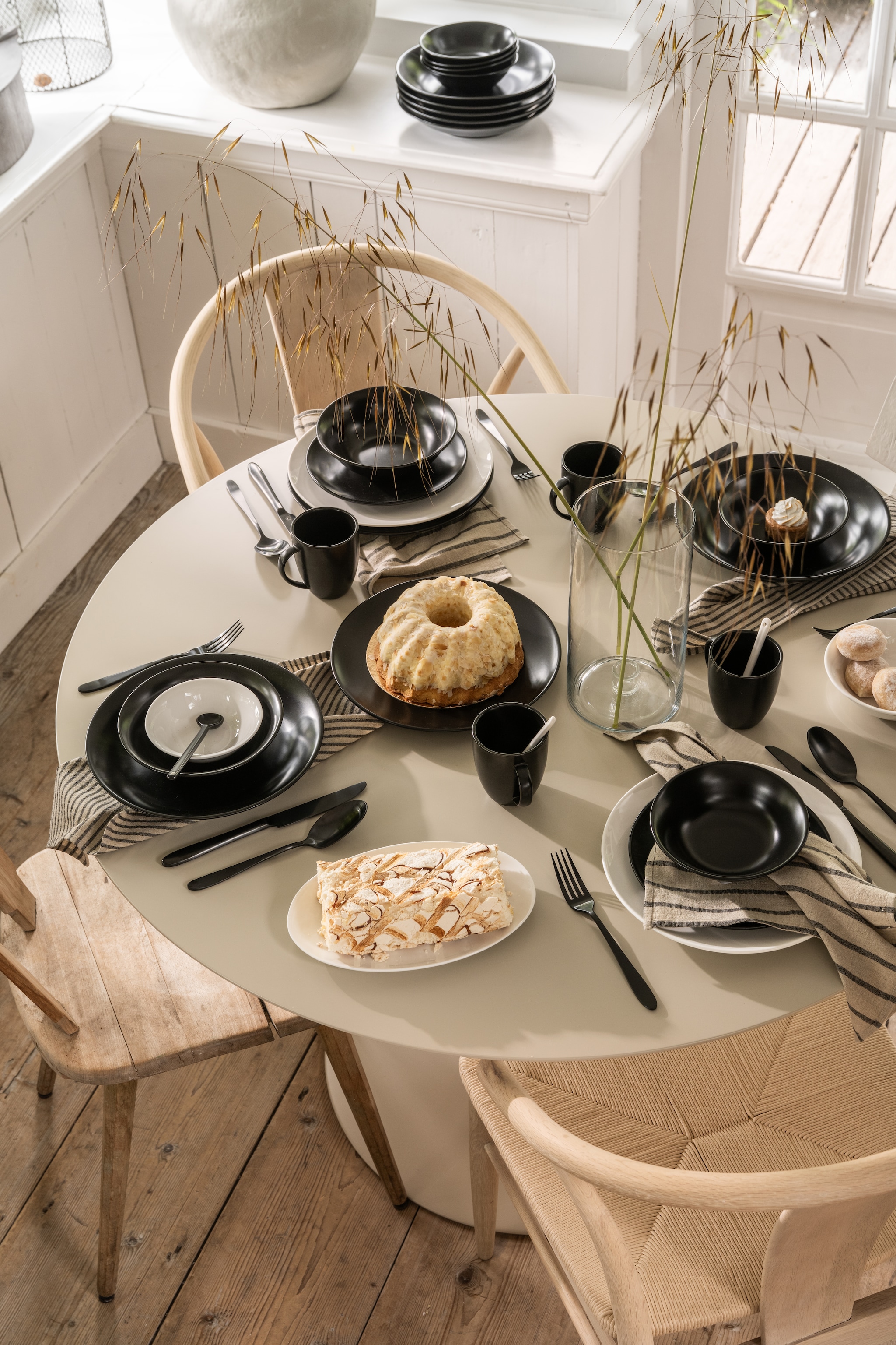 Nieuwe collectie: vtwonen servetten, katoen en linnen, blauw en wit 40x40 cm (lxb), set van 2 € 15,95, vtwonen servetten, katoen en linnen, naturel en grijs, 40x40 cm (lxb), set van 2 € 15,95, vtwonen lepels, zwart en wit, porselein, in diverse formaten, set van 6 vanaf € 19,95. Bestaande collectie: vtwonen bestekset, metaal, matzwart, 18-delig € 89,-, vtwonen servies, porselein, matzwart, diverse sets, zoals 16-delig € 109,-, vtwonen mok met oor, porselein, matzwart, 275 ml, set van 6 € 35,-, vtwonen kom, porselein, matzwart, 15 cm (Ø), set van 6 € 49,-, vtwonen kom, porselein, matzwart, 18 cm (Ø), set van 6 € 55,-, vtwonen bord, porselein, matzwart, 20 cm (Ø), set van 6 € 49,-, vtwonen bord, porselein, matzwart, 25,5 cm (Ø), set van 6 € 89,-, vtwonen pastabord, porselein, matzwart, 25,5 cm (Ø), set van 6 € 89,-. vtwonen serviesset, porselein, wit, 16-delig € 109,-M.m.v. fonq.nl (eettafel Marbella, eetkamerstoelen Okke). Overig privébezit. vtwonen Landelijk 04-2026 | styling Sanne Ketelaar | fotografie Stan Koolen