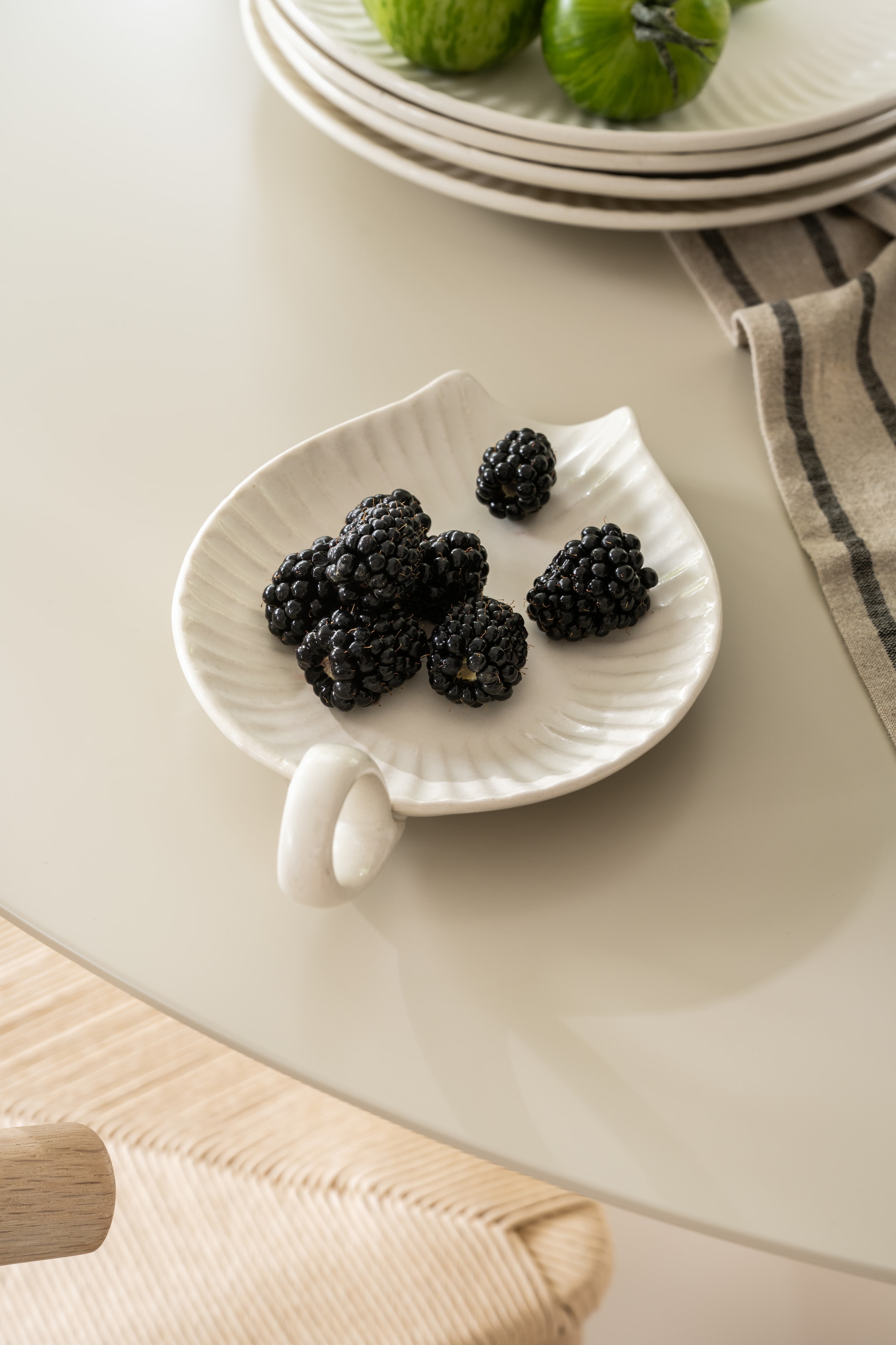 Nieuwe collectie: vtwonen lepelhouder met oor, keramiek, 19,5x13x4,5cm (lxdxh) € 14,95. vtwonen Landelijk 04-2026 | Styling Sanne Ketelaar | Fotografie Stan Koolen