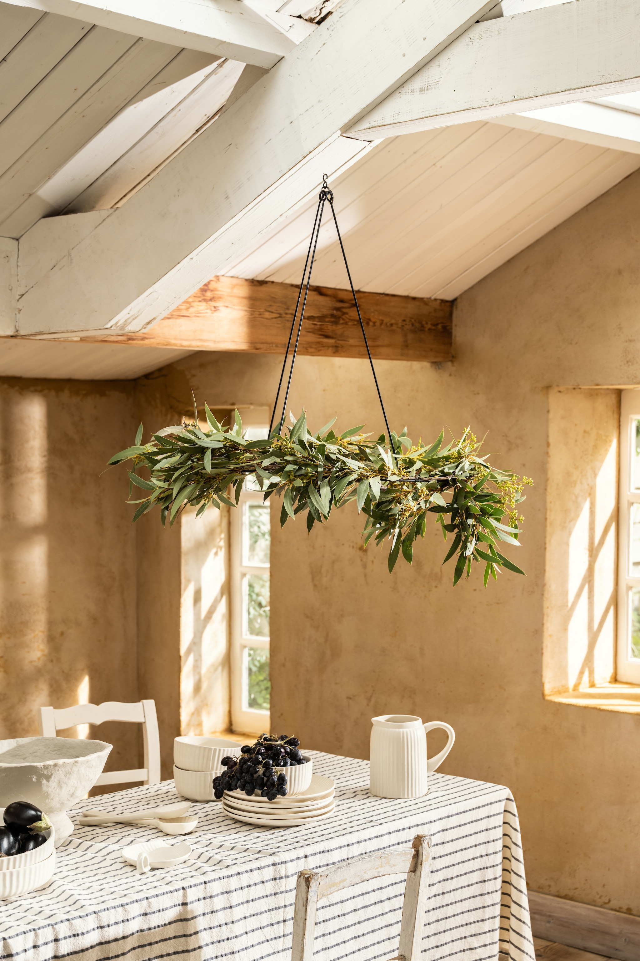 Nieuwe collectie: vtwonen karaf met oor, keramiek, gebroken wit € 29,95, vtwonen lepelhouder met oor, keramiek, 19,5x13x4,5 cm (lxdxh) € 14,95, vtwonen bord, keramiek, gebroken wit, 24 cm (Ø), set van 2 € 34,95, vtwonen slabestek, keramiek, gebroken wit, 24 cm en 30,5 cm (Ø), set van 2 € 19,95, vtwonen kom, keramiek, gebroken wit, 26x6 cm (Øxh) € 49,95, vtwonen kom, keramiek, gebroken wit, 15 cm (Ø), set van 2 € 29,95. Bestaande collectie: vtwonen decoratiering, metaal, zwart, 60 cm (Ø) € 29,95.Overige spullen privébezit. vtwonen Landelijk 04-2026 | styling Sanne Ketelaar | fotografie Stan Koolen