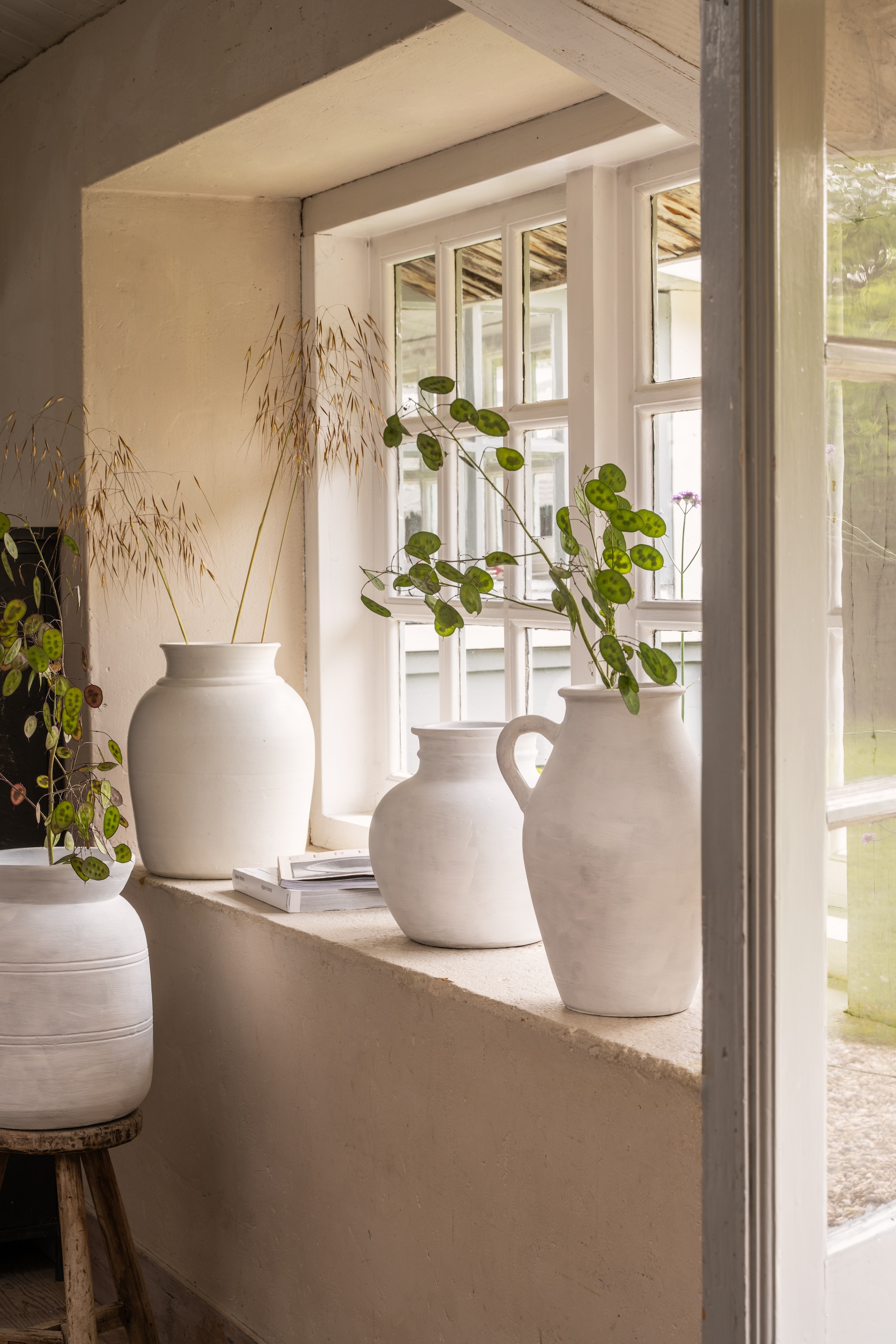 Nieuwe collectie: vtwonen vaas, terracotta, wit, 27x35 cm (Øxh) € 89,95, vtwonen vaas, terracotta, wit, 30x35 cm (Øxh) € 89,95,vtwonen vaas, terracotta, wit, 28x28 cm (Øxh) € 89,95, vtwonen vaas, terracotta, wit, 24x36 cm (Øxh) € 89,95. vtwonen Landelijk 04-2026 | styling Sanne Ketelaar | fotografie Stan Koolen