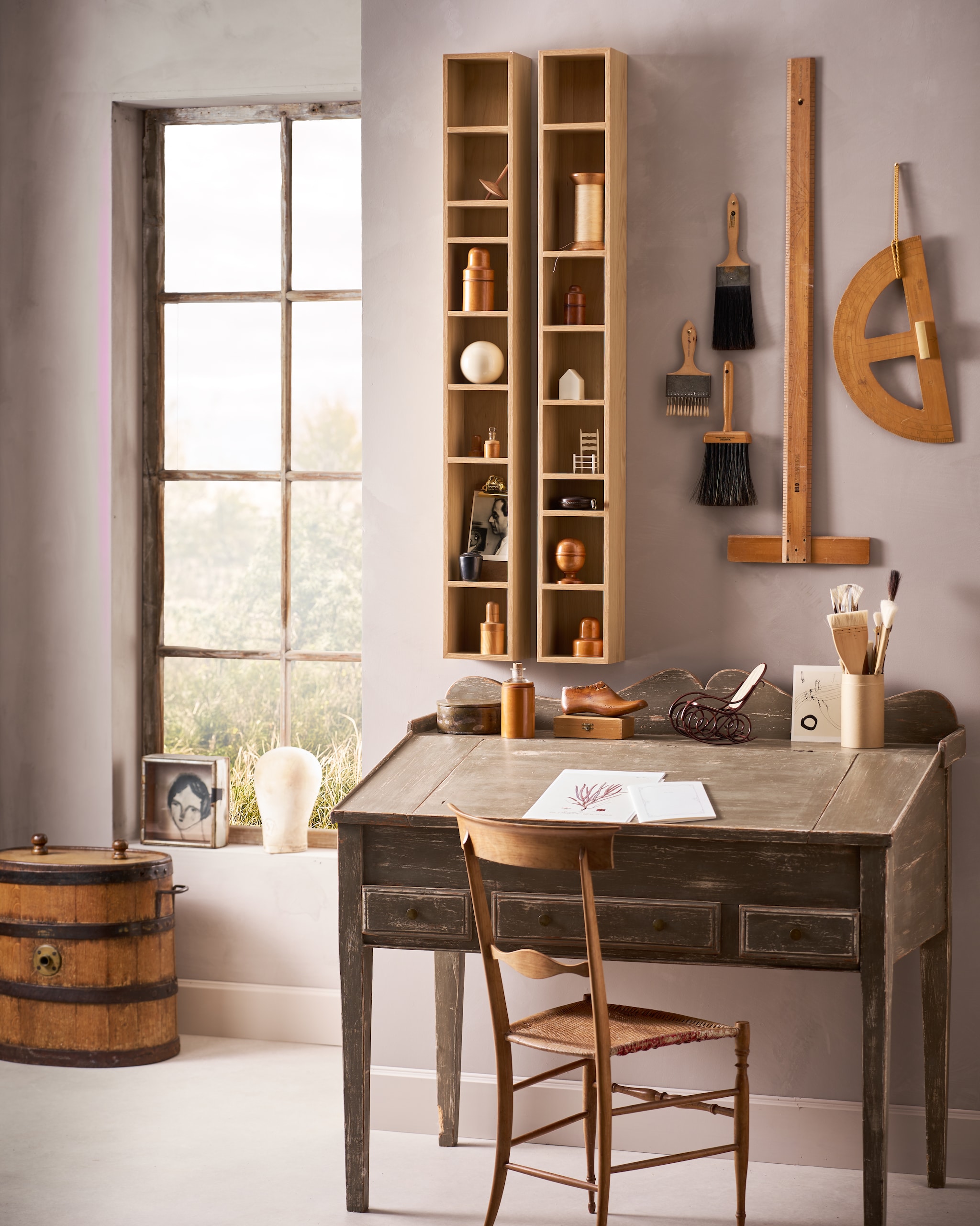vtwonen wandkast Show It, mdf met fineer, naturel, 130x16x12 cm (lxbxd), per stuk € 89,95 (shop.vtwonen.nl).M.m.v. burbriantiek.nl (antiek bureau, houten linialen, houten vat, houten voet), amsterdam.vitracircle.com (miniatuurstoel). Overig privébezit. vtwonen Landelijk 04-2026 | styling Cleo Scheulderman | fotografie Jeroen van der Spek