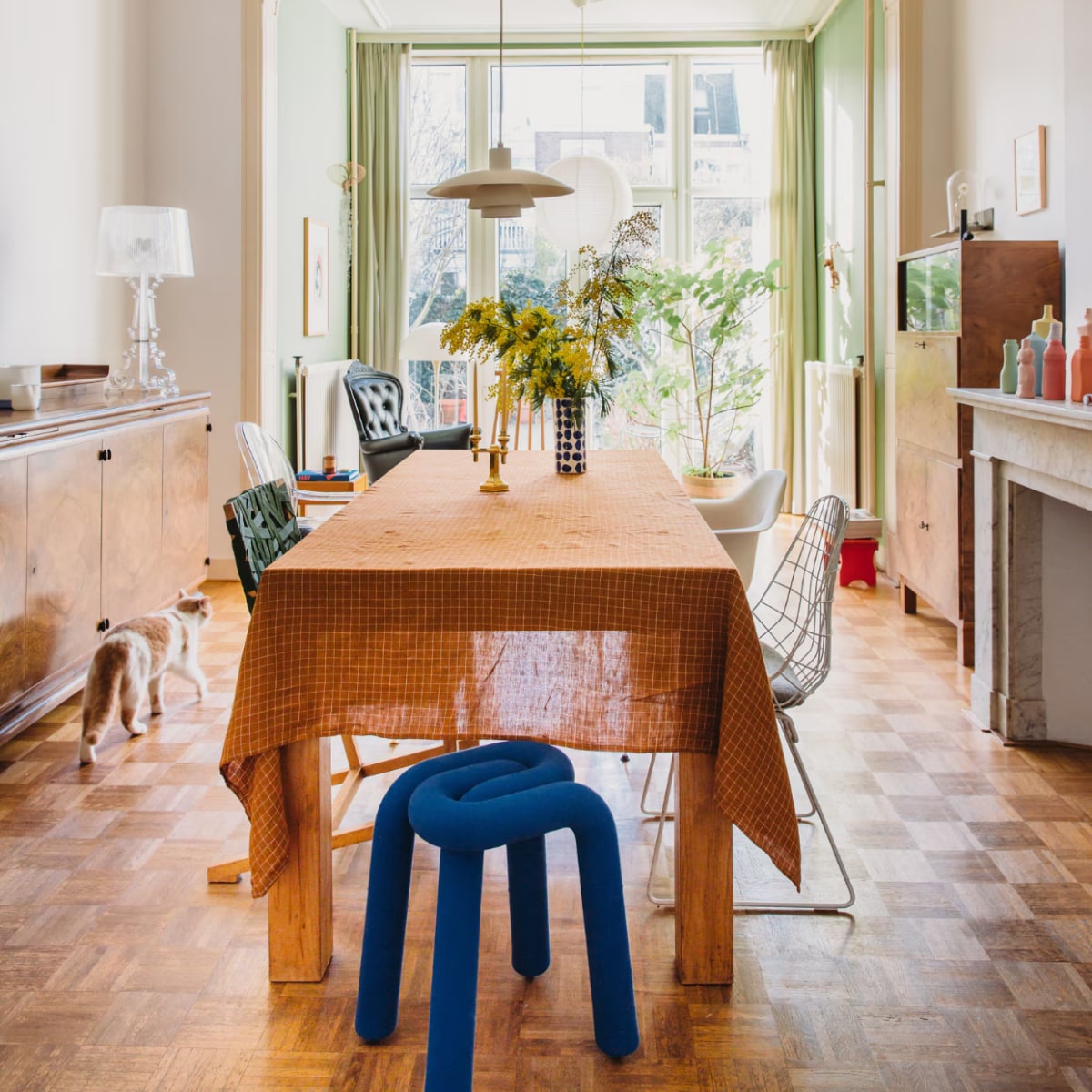 Tafelkleed Merci. Stoelen Vitra, Richard Hutten, Philippe Starck en Pastoe, kruk Bold Stool van Moustache. Kandelaar Michela Castagnaro. Vintage hanglamp Louis Poulsen. Jaren 20-dressoir en vitrinekast familiestukken. Tafellamp Bourgie van Kartell. Keramiek op dressoir Piet Stockmans. Vazen op schouw Foekje Fleur. Kunstwerk op vitrinekast Dandlelight van Studio Drift. Tekening aan de muur Marije Tolman, stoel Smoke Chair van Maarten Baas voor Moooi, plant Studio Carolijn Slottje, rijst-papieren lamp Hay. Aap Kay Bojesen. Muurverf serre Breakfast Room Green van Farrow & Ball. Overig onbekend.
 vtwonen special binnenkijken 121-2023 | styling StyleStek | fotografie Eva Bloem