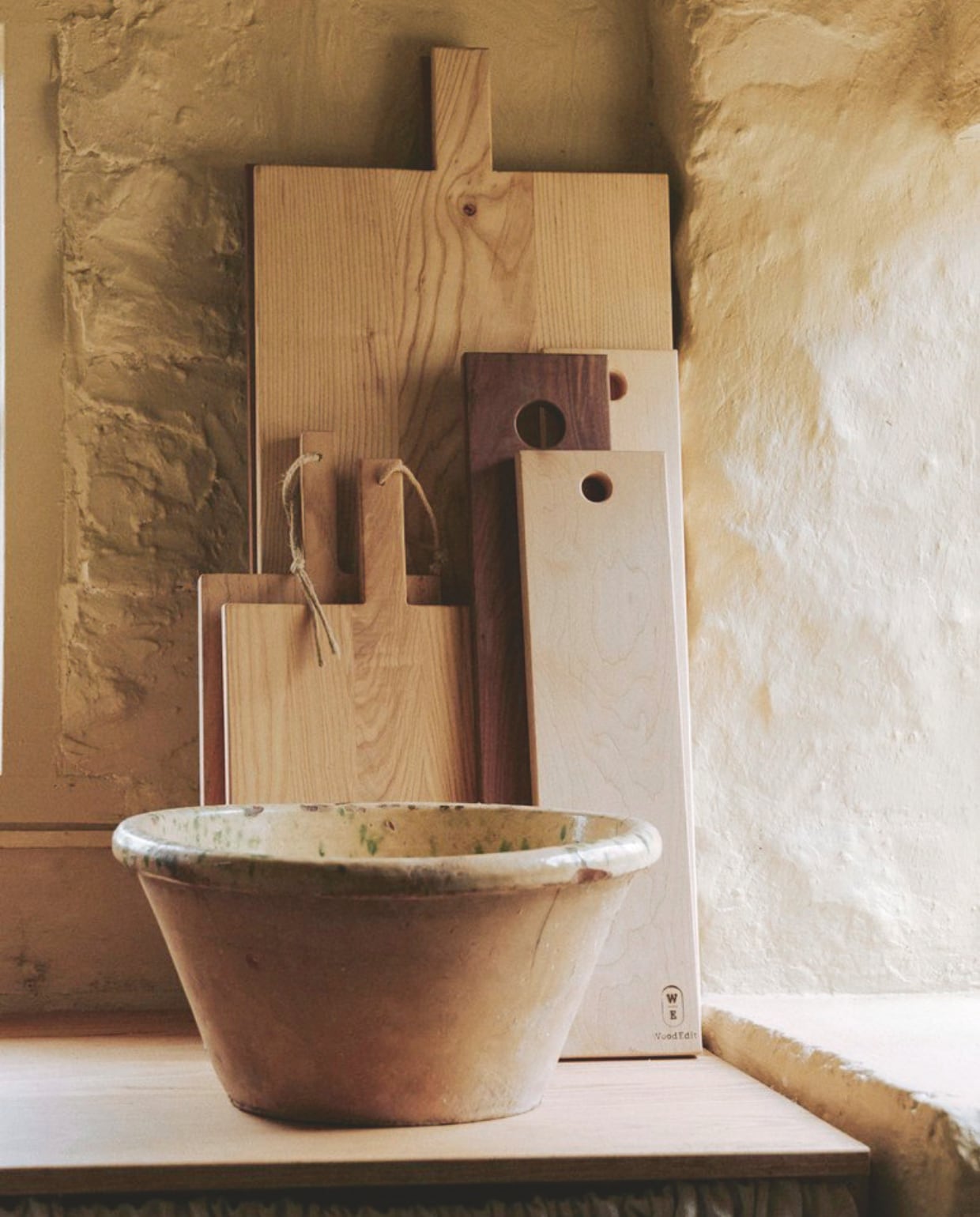 Houten planken Wood|Edit. Soortgelijke schalen More Brocante. vtwonen Landelijk 01-2026 | styling Ali Heath | fotografie Michael Sinclair