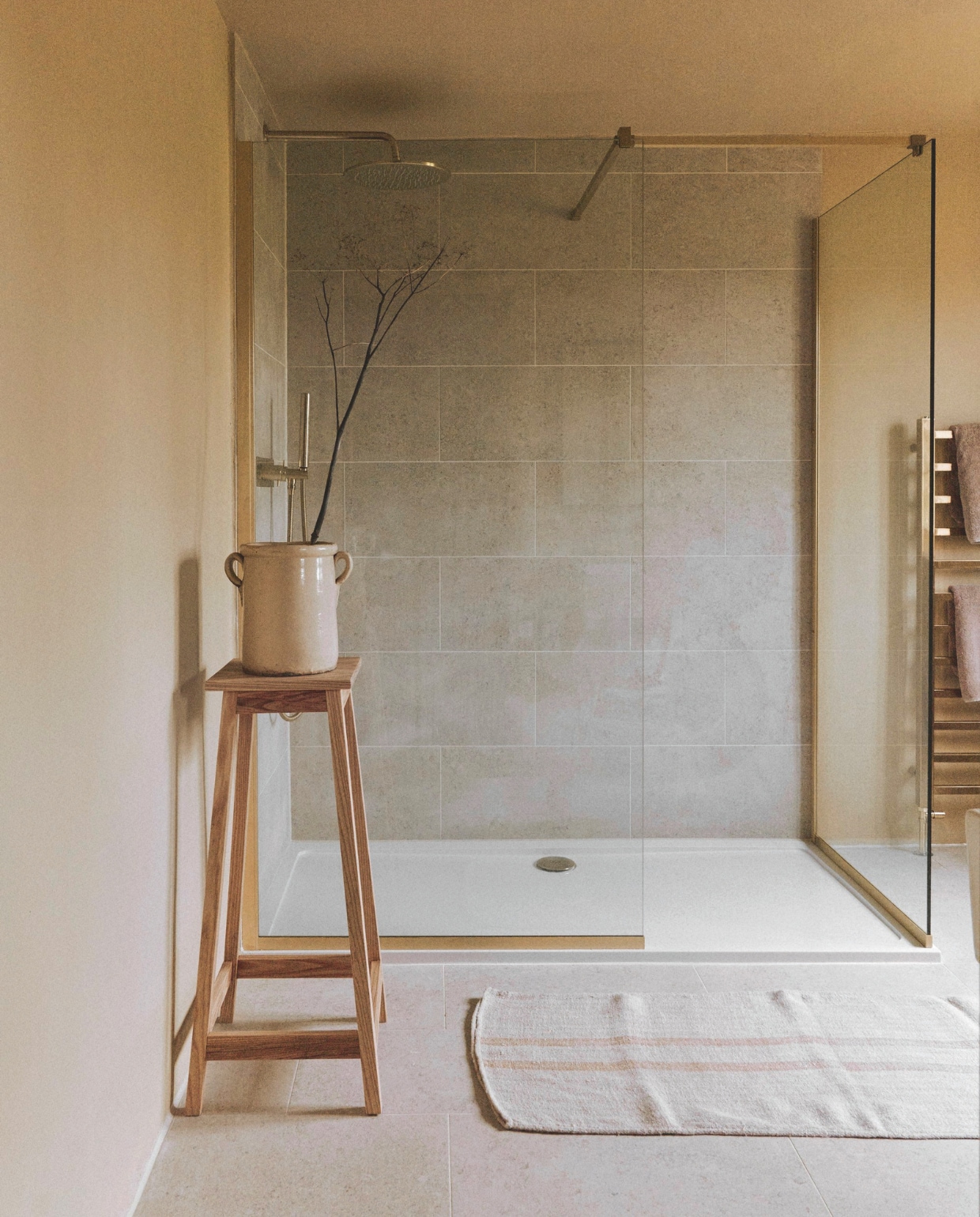 Kranen Ebay. Tegels Mandarin Stone. Plantentafel Wood|Edit. Soortgelijke pot More Brocante. vtwonen Landelijk 01-2026 | styling Ali Heath | fotografie Michael Sinclair