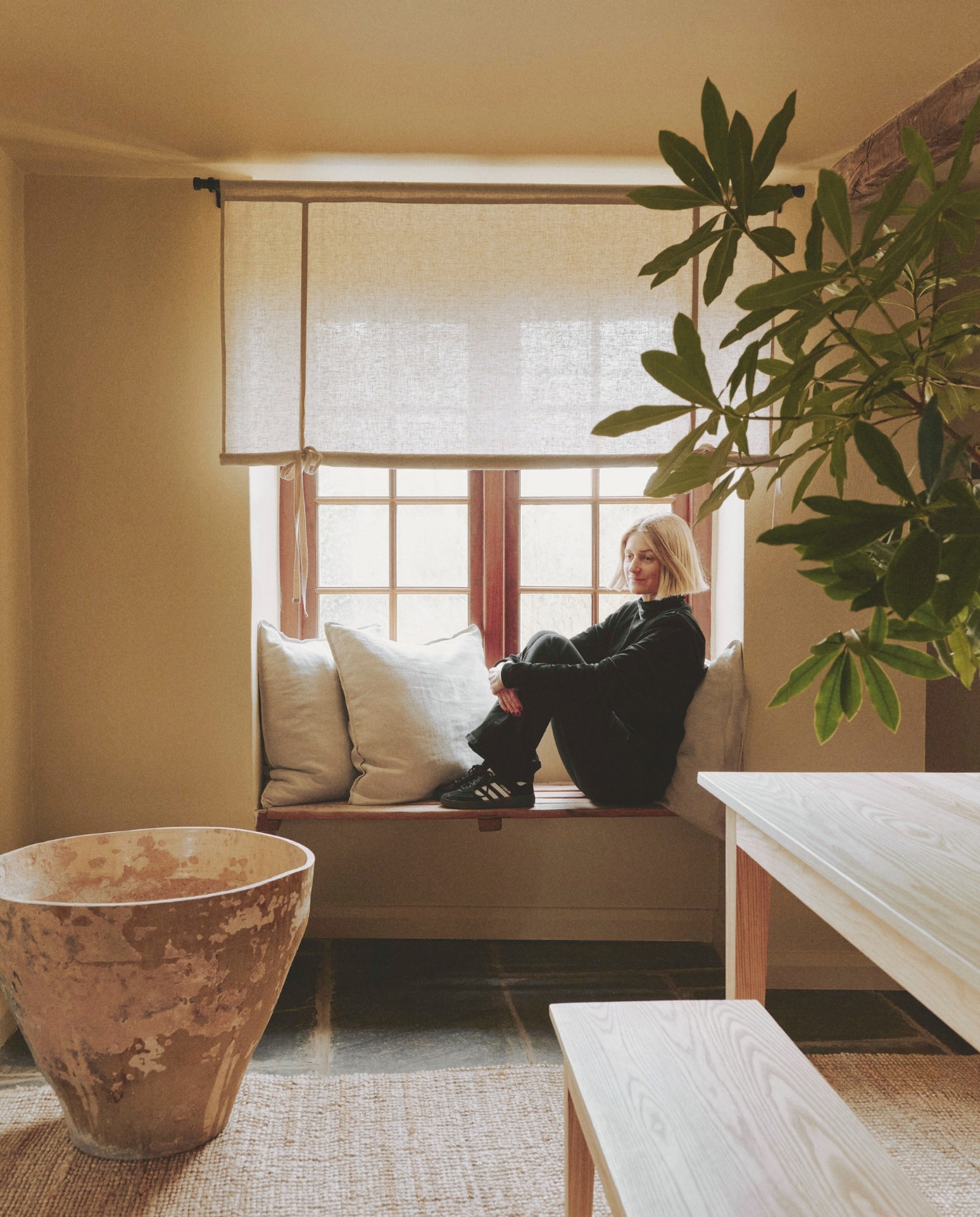 Maria in een nis in de keuken. Soortgelijke antieke vaas ’t Achterhuis. Eettafel en -bank Wood|Edit. Linnen rolgordijnen gemaakt door een lokale naaister. vtwonen Landelijk 01-2026 | styling Ali Heath | fotografie Michael Sinclair