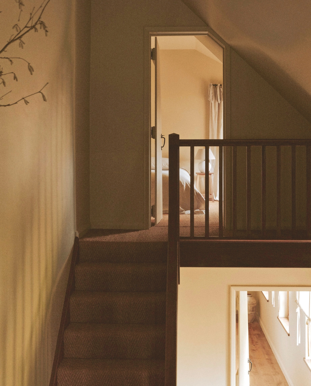 Doorkijk naar de slaapkamer van Maria en Paul. Muurkleur Cord van Farrow & Ball. vtwonen Landelijk 01-2026 | styling Ali Heath | fotografie Michael Sinclair