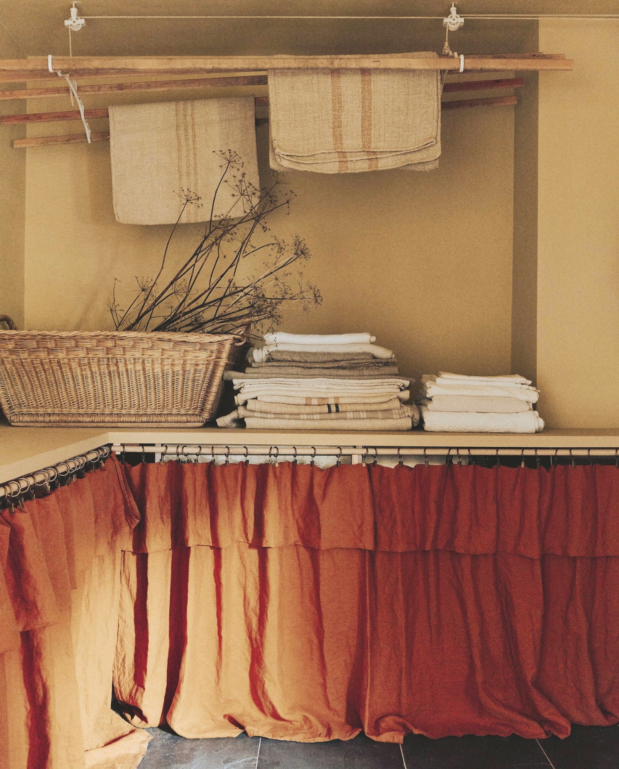 Vergelijkbare linnen doeken Manufactum. Vergelijkbare op maat gemaakte linnen gordijnen Evert Groot. vtwonen Landelijk 01-2026 | styling Ali Heath | fotografie Michael Sinclair