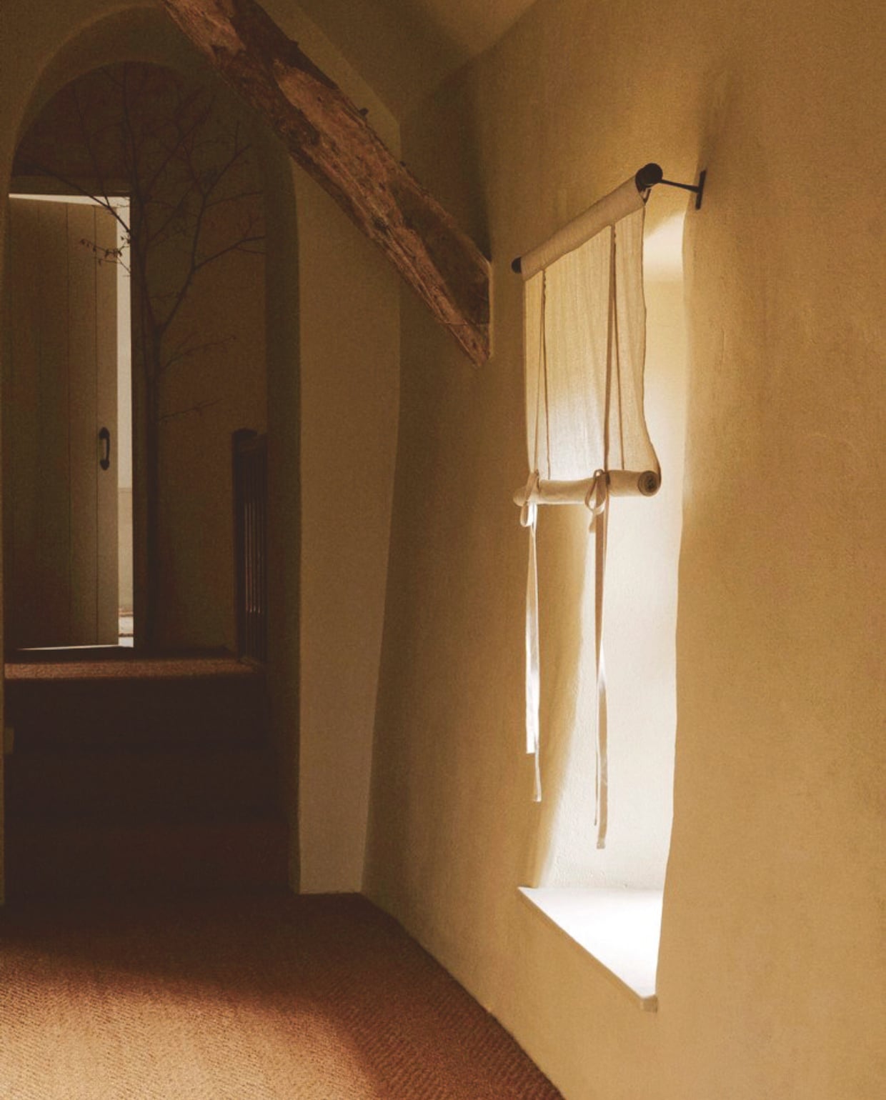 Linnen rolgordijn gemaakt door een lokale naaister. vtwonen Landelijk 01-2026 | styling Ali Heath | fotografie Michael Sinclair