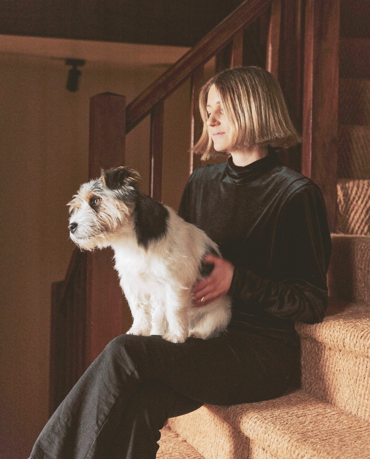 Maria en langharige jack russell Ralph. vtwonen Landelijk 01-2026 | styling Ali Heath | fotografie Michael Sinclair