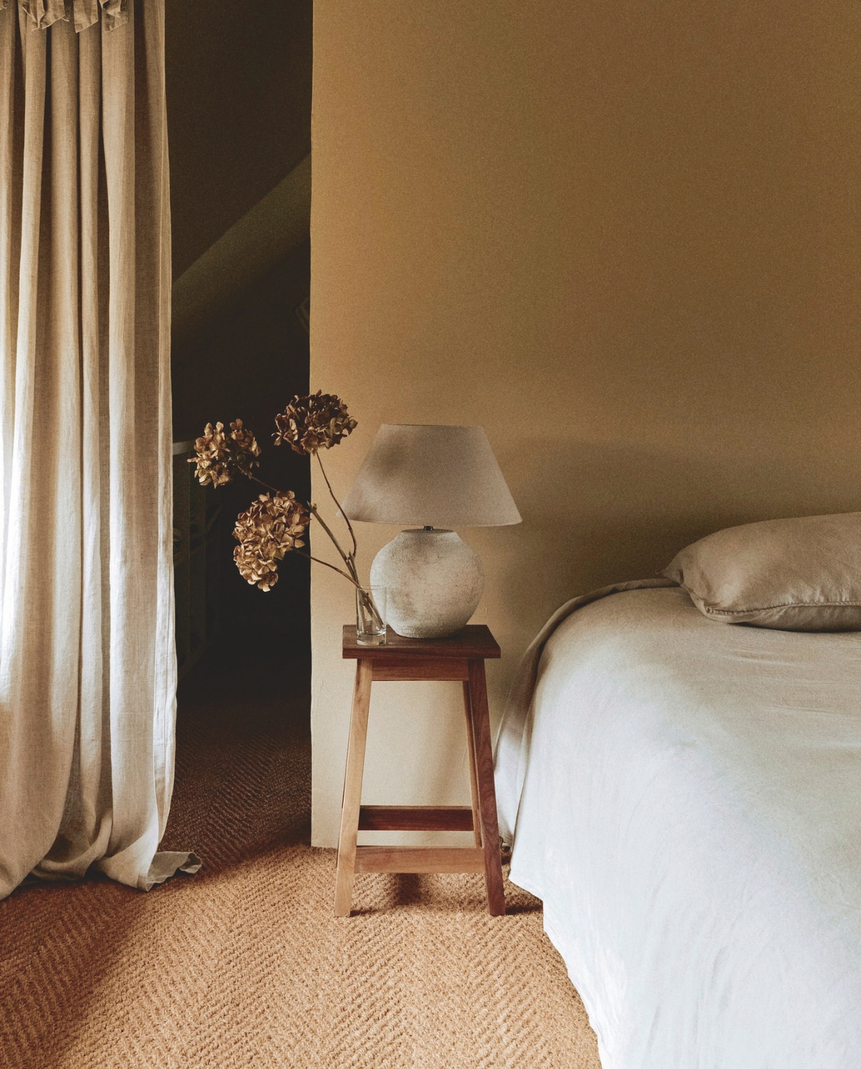 Bedlinnen en kussens Conran. Lamp Zara Home. Sisal vloerkleed Alternative Flooring. vtwonen Landelijk 01-2026 | styling Ali Heath | fotografie Michael Sinclair