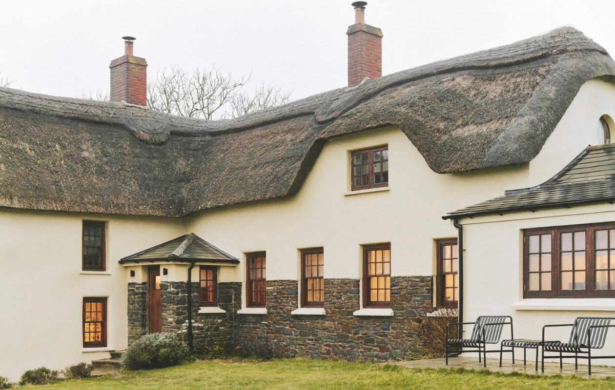 De ruim 200 jaar oude boerderij van Maria en Paul. Tuinmeubels Palissade van Hay. vtwonen Landelijk 01-2026 | styling Ali Heath | fotografie Michael Sinclair
