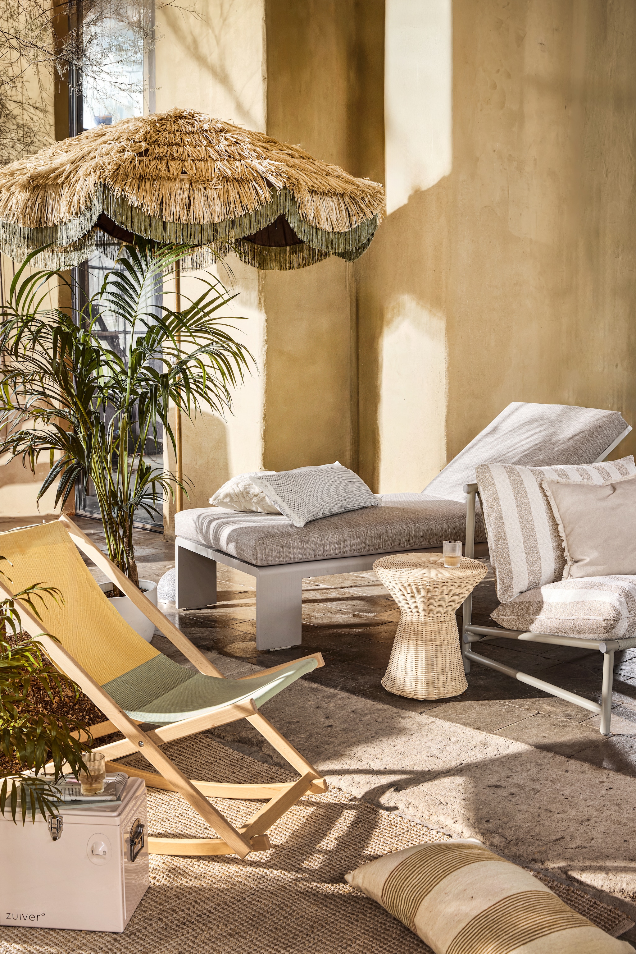 Gommaire eettafel Goss-Nac, teakhout, 250x100x76 cm (lxbxh) € 3224,-, eetkamerstoel Jared, teakhout en wicker, 46x47x78 cm (bxdxh) € 444,-, bijzettafel, hout € 217,80, pot rotan, bruin € 217,80, broodplank, hout € 43,56 (achterhuis.nl). Household Hardware borden Zigzag, keramiek, beige € 21,-, kom Zigzag, keramiek, beige € 12,50, bekers, keramiek, geruit wit en bruin € 12,50, schaal, tadelakt, wit € 121,-, schaal, hout € 21,- (householdhardware.nl). By Mölle bestek Brick Lane lepel € 7,-, vork € 7,-, mes € 12,- (bymolle.com). Zara Home tafelkleed, linnen, wit en bruin € 69,99, servetten, set van 2 € 15,99, dienblad, rotan € 49,99 (zarahome.com). Vazen oude kruiken en limonadekruik Marktplaats. Overig privébezit. vtwonen special 01-2026 | styling Marlies Does | fotografie Peggy Janssen