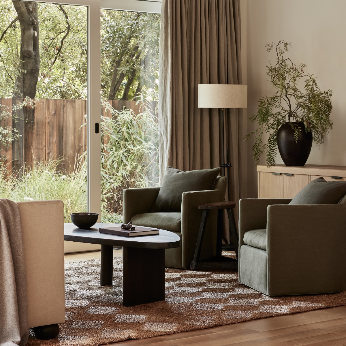Stoelen Bright bekleed met linnen van De Le Cuona. Maatwerk salontafel naar eigen ontwerp. Lamp Workstead. Linnen gordijn De Le Cuona, soortgelijke Libeco, By Mölle. Soortgelijk vloerkleed Zara Home. vtwonen Landelijk 01-2026 | Styling Kendra Smoot | Fotografie Nicole Franzen