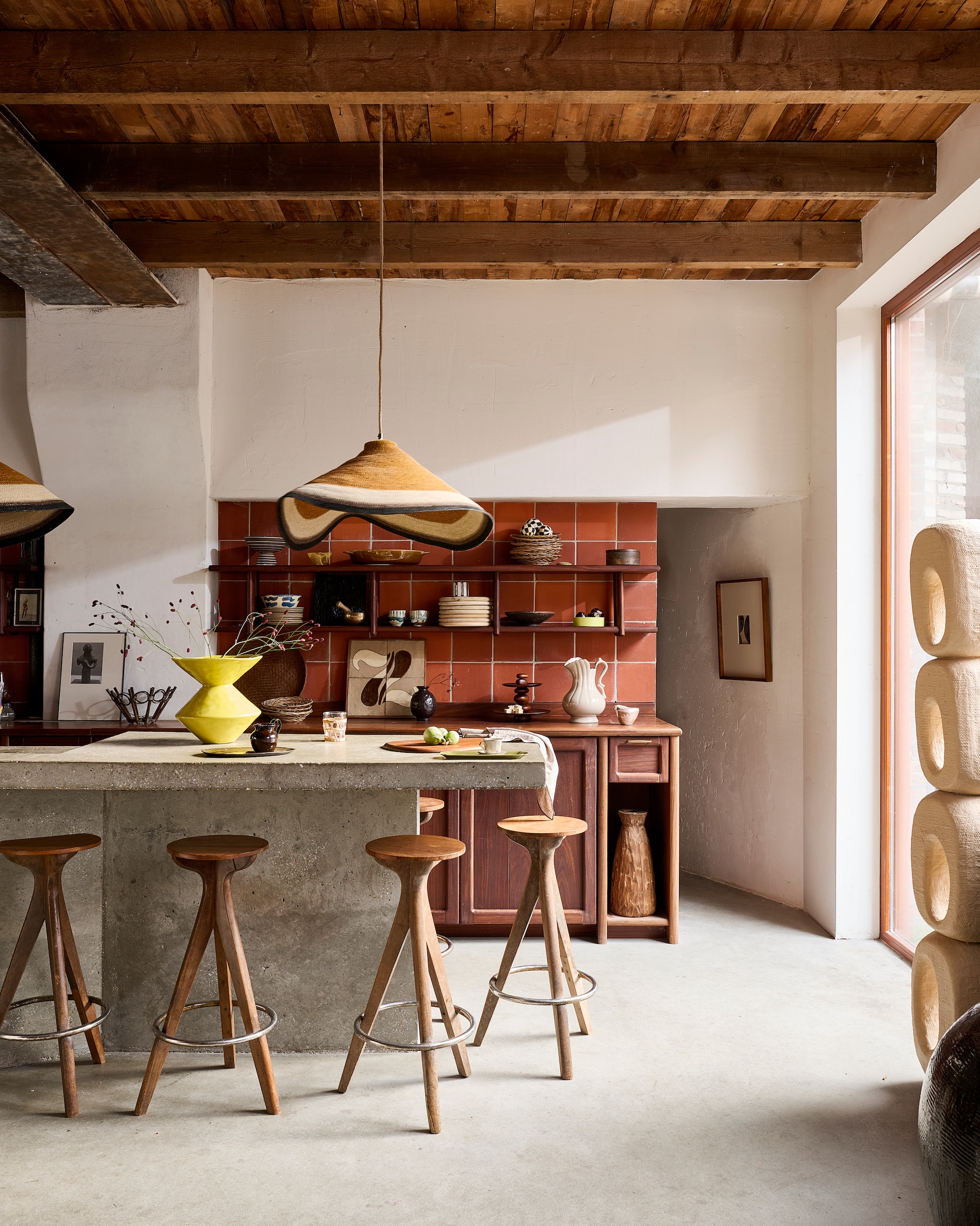 HKliving sculptuur Raw Art, palmvezel, naturel, 170x25x34 cm (bxhxd) € 650,-, koffiekop Artist Ceramics, keramiek, multicolor, set van 4 € 39,99 (hkliving.com). The Table Amsterdam vaas Attic, aardewerk, oyster € 99,95, espressokop en schotel Attic, aardewerk, oyster € 16,95, Urban Nature Culture vaas Zale, keramiek, geel € 99,99, fotolijst Ida, hout en glas, naturel € 79,99 (shop.vtwonen.nl). Loods 5 hanglamp Nela, zeegras € 169,95 (loods5.nl). Fést schaal Dixon, lime, medium € 29,- (festamsterdam.com). Ferm Living schaal op voet, aardewerk, bruin € 149,-, etagère, hout, donkerbruin € 120,-, vaasje, keramiek, donkerbruin € 35,-, snijplank Cairn, fsc-gecertificeerd hout, donkerbruin, set van 3 € 139,- (fermliving.com). Zara Home rond houten kistje, bruin € 22,99, kan met reliëf, aardewerk, bruin, € 9,99, dienblad, aardewerk, groen, € 15,99, bruin potje, aardewerk, gestreept € 19,99, decoratieve houten vaas, naturel/bruin € 59,99 (zarahome.com). Overig privébezit. vtwonen 04-2026 | styling sanne ketelaar | fotografie sjoerd eickmans