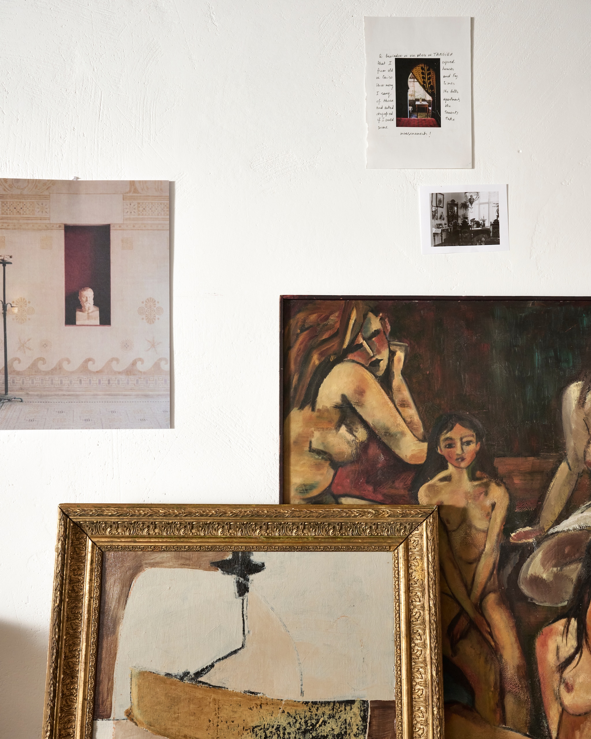 The Poster Club print Villa Kerylos van Armin Tehrani, 50x40 cm (lxb) € 69,- (theposterclub.com). Ilse van Stoltz kunstwerk Classique, olie-, acryl- en kalkverf € 750,- (ilsevanstoltz.com). Overig privébezit. vtwonen 04-2026 | Styling Sanne Ketelaar | foto Sjoerd Eickmans