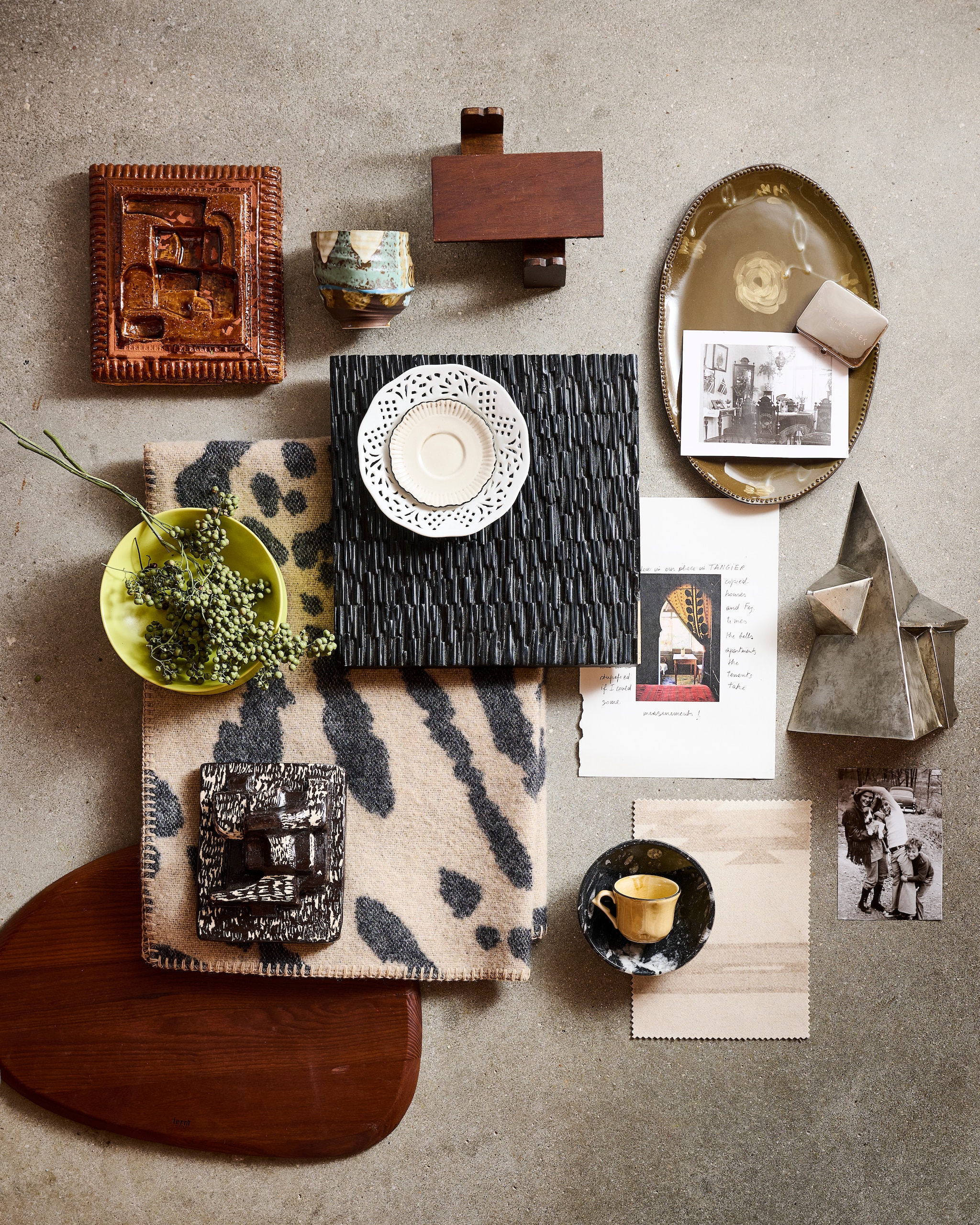 The Table Amsterdam espressokop en schotel Attic, aardewerk, honey en oyster € 16,95 (shop.vtwonen.nl). HKliving Ornament Forge, metaal, 22x15x10 cm (lxbxh) € 49,95, koffiekop Artist Ceramics, multicolor, set van 4 € 39,99 (hkliving.com). Ilse van Stoltz kunstwerk, keramiek, bruin, prijs op aanvraag, kunstwerk, keramiek, zwart/wit, prijs op aanvraag (ilsevanstoltz.com). Designers Guild Stofstaal, Ralph Lauren Frl5380/02, cream, per meter € 225,- (wva.nl). Fést schaal Dixon, lime, medium € 29,- (festamsterdam.com). Ferm Living snijplank Cairn, hout, donkerbruin, set van 3 € 139,- (fermliving.com). Zara Home dienblad met bloemen, aardewerk, groen € 15,99 (zarahome.com). Overig privébezit. vtwonen 04-2026 | Styling Sanne Ketelaar | foto Sjoerd Eickmans