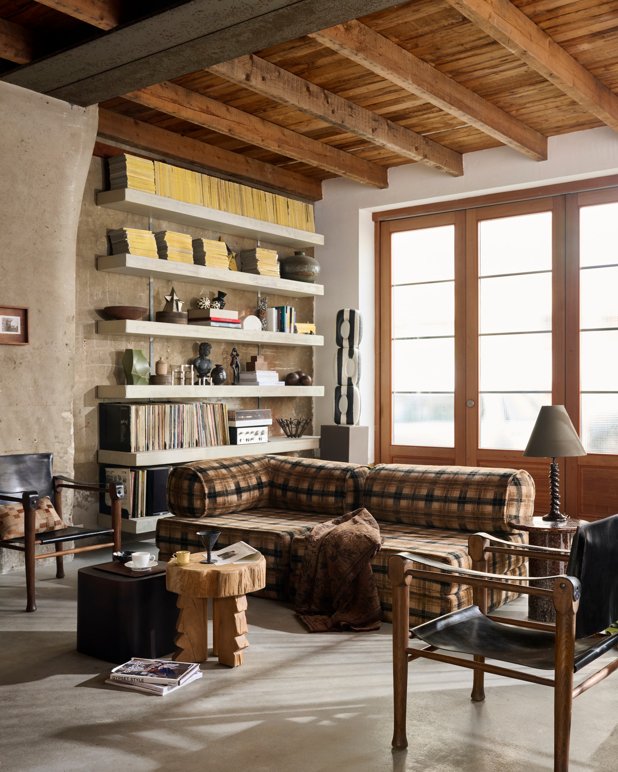 Urban Nature Culture bijzettafel Evan, metaal, zwart, 38x38x34 cm (bxdxh) € 199,-, fotolijst Caja, hout en glas, naturel € 31,99, kruk Carved, teakhout, naturel € 329,-, The Table Amsterdam espressokop en schotel Attic, honey, € 16,95 (shop.vtwonen.nl). HKliving ornament Forge, metaal € 49,95, sculptuur Monochrome Art, palmvezel, zwart/naturel, 99x14x24 cm (bxdxh) € 369,-, sierkussen Silk, zijde, rural € 59,99 (hkliving.com). Bestwelhip vintage modulaire daybedbank Checkered, flanel en metaal, bruin/zwart, 95x97x68 cm (bxdxh), set van 2 € 1445,-, fauteuil Safari, hout en leer, naturel/bruin, 73,5x58x56 cm (bxdxh), set van 2 € 1750,-, Stoff Nagel kandelaars, chroom, per stuk € 45,- (bestwelhip.nl). Loods5 bijzettafel Nino, keramiek, donkerbruin € 135,- (loods5.nl). Ferm Living geometrische vaas, keramiek, legergroen € 80,-, geurkaars met deksel, steen, crème € 35,-, vaas, keramiek, donkerbruin € 35,- (fermliving.com). Zara Home tafellamp met reliëfmotief, keramiek en textiel, groen € 79,99, grote ronde doos, hout, bruin € 39,99, rond houten kistje, bruin, € 22,99, schuine vaas, aardewerk, zwart € 29,99, chenille jacquard deken, textiel, roest, 140x190 cm (lxb) € 99,99 (zarahome.com). Overig privébezit.