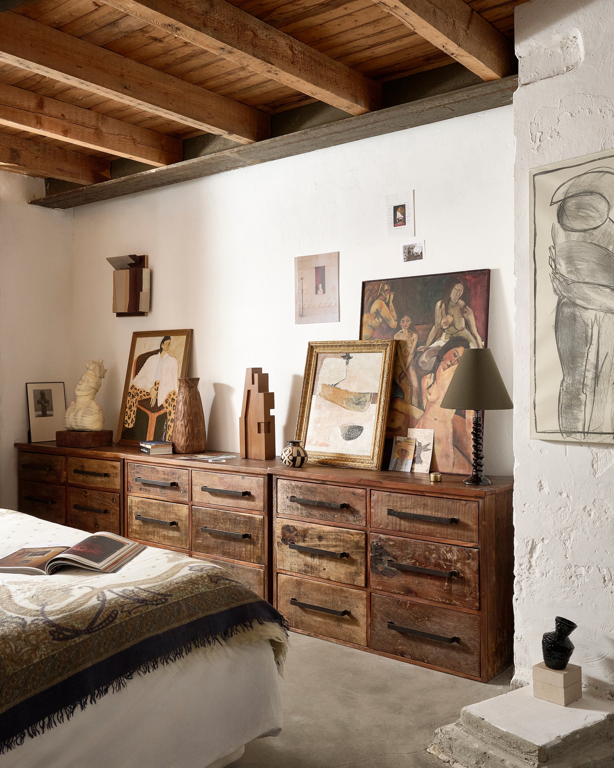 Urban Nature Culture decoratief object Vieste XL, hout, 18,4x9,2x50 cm (bxdxh) € 89,99 (shop.vtwonen.nl). Ilse van Stoltz kunstwerk Rien ne va, 3D geometrisch reliëf, organische papierpulp € 450,-, kunstwerk Classique, olie-, acryl- en kalkverf € 750,-, beeld op houten blok, prijs op aanvraag (ilsevanstoltz.com). The Poster Club print Fashion Diva 01 van Hanna Peterson € 89,-, print Villa Kerylos van Armin Tehrani € 69,- (theposterclub.com). Zara Home deken, wol, ecru, 190x140 cm (lxb) € 119,-, tafellamp met reliëf, keramiek en textiel, groen € 79,99, schuine vaas, aardewerk, zwart € 29,99, houten vaas, bruin € 59,99, fotolijst met passe-partout € 39,99 (zarahome.com). Overig privébezit. vtwonen 04-2026 | Styling Sanne Ketelaar | foto Sjoerd Eickmans