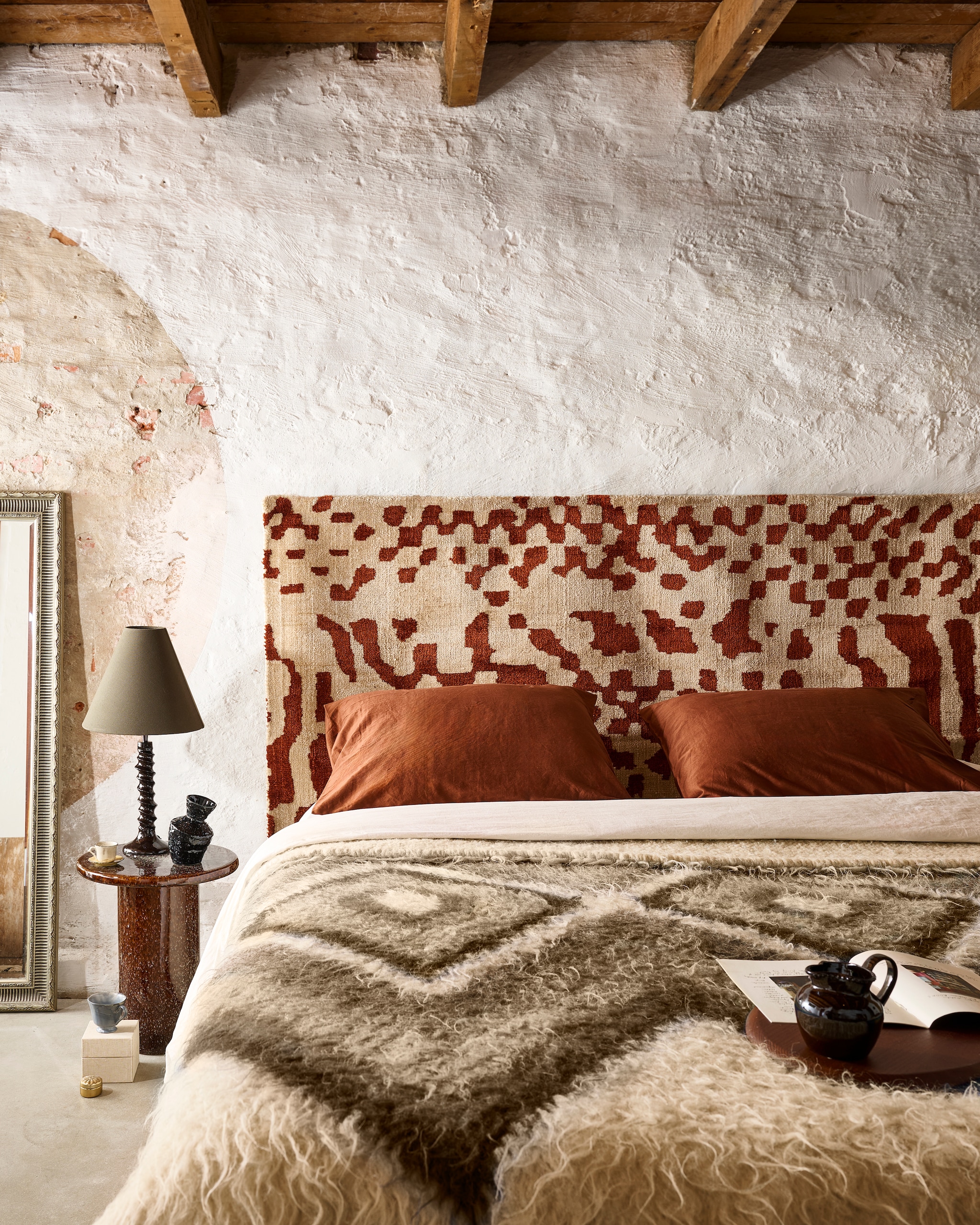 Loods 5 vloerkleed Louis, wol, cinnamon, 300x200 cm (lxb) € 300,- bijzettafel Nino, keramiek, donkerbruin, 40x45 cm (Øxh) € 135,-, dekbedovertrek, katoen-satijn, donkerbruin, 240x220 cm (lxb) € 99,95 (loods5.nl). Ferm Living snijplank Cairn, hout, donkerbruin, set van 3 € 139,- (fermliving.com). The Table Amsterdam espressokop en schotel Attic, honey € 16,95 (shop.vtwonen.nl). Zara Home tafellamp met reliëf, keramiek en textiel, groen € 79,99, kan met reliëf, aardewerk, bruin € 9,99 schuine vaas, aardewerk, zwart € 29,99 (zarahome.com). Overig privébezit. vtwonen 04-2026 | Styling Sanne Ketelaar | foto Sjoerd Eickmans