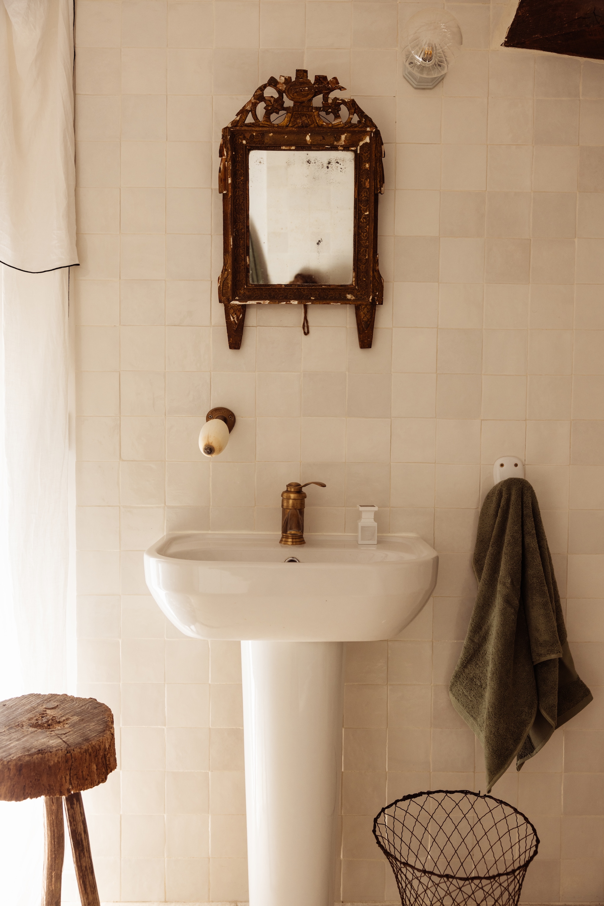 Muurtegels mix van ‘oude witjes’.  Zeephouder Soap and The City. Handdoek Linvosges. Beddengoed Camomile London. Mand Mango. Overig brocante. vtwonen Landelijk 04-2026 | Fotografie Dana van Leeuwen | Styling Ilona Jongepier