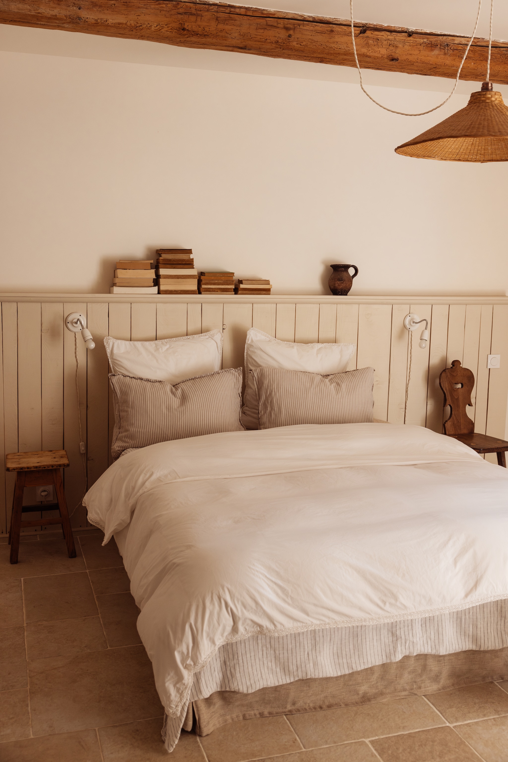 Linnen beddengoed Camomile London. Verf lambrisering Goudes Enough van Blime. Oude boeken, houten stoel en kruk brocante. Lampen zelfgemaakt. vtwonen Landelijk 04-2026 | fotografie Dana van Leeuwen | styling Ilona Jongepier