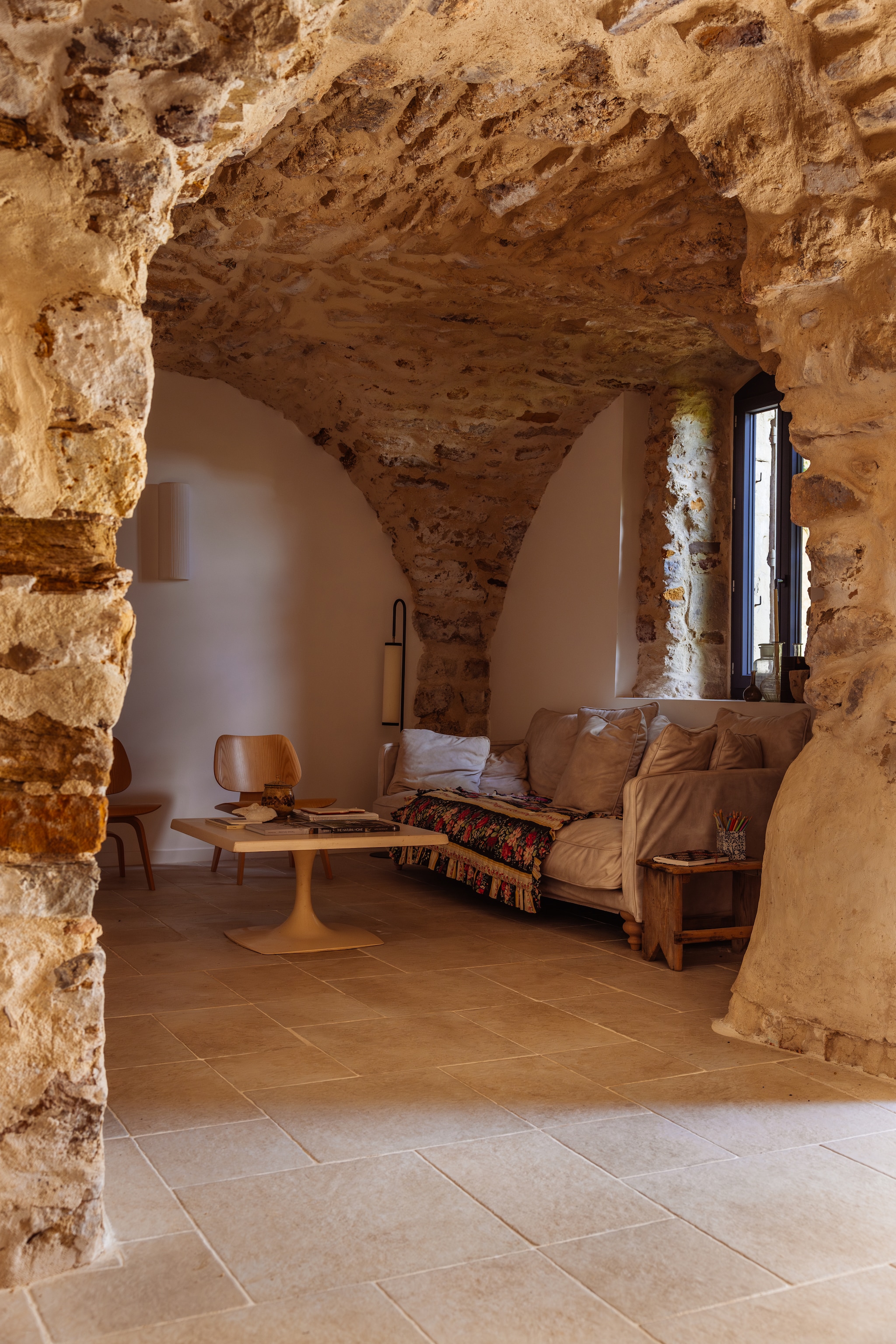 Wandlamp The Socialite Family. Staande lamp Maison Sarah Lavoine. Bank Am.pm. Salontafel, stoelen en plaid brocante. vtwonen Landelijk 04-2026 | Fotografie Dana van Leeuwen | Styling Ilona Jongepier