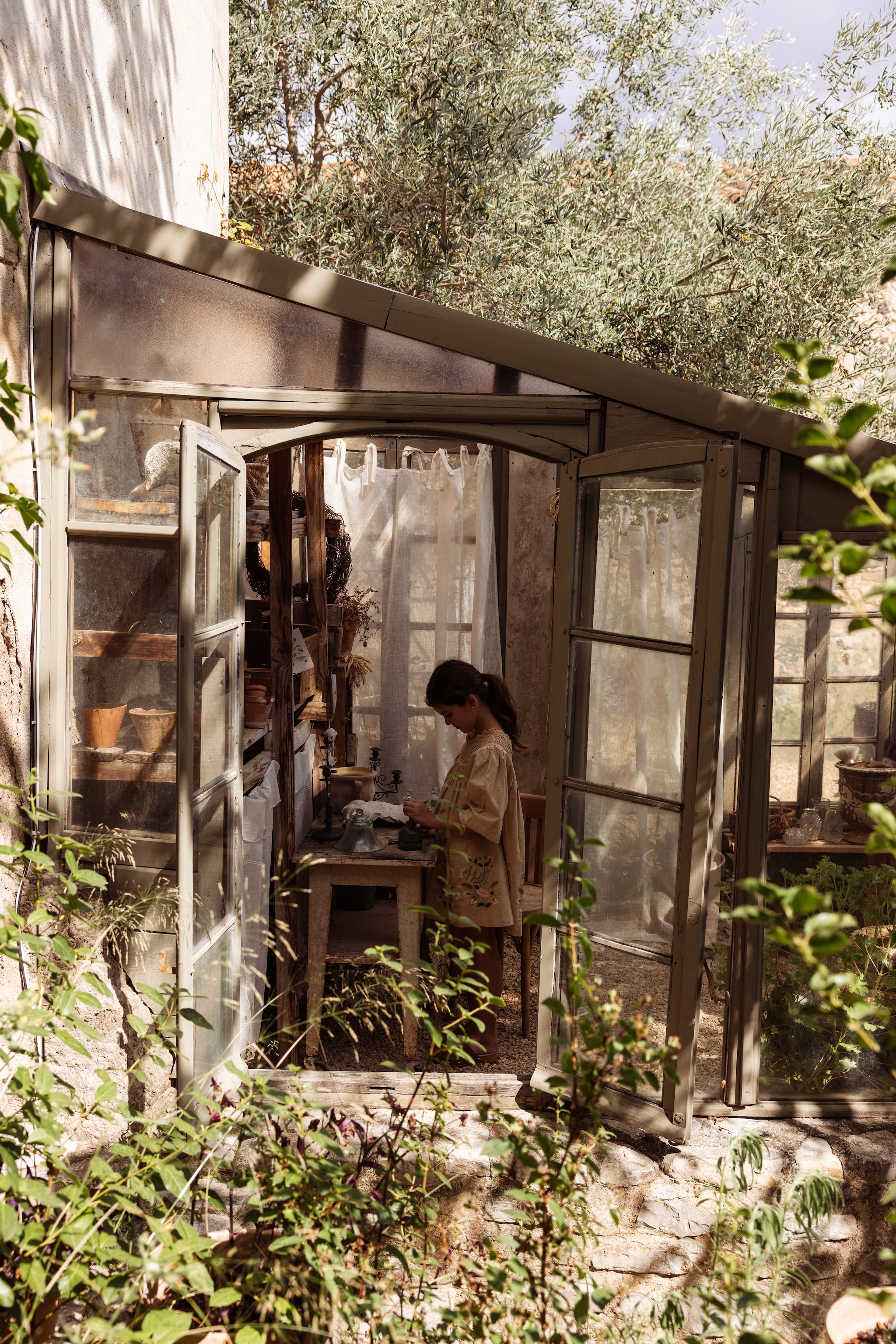 Kas gebouwd door de vorige bewoner. Kleur verf  Kaki 7 van Dulux Valentine. Linnen gordijnen La Redoute.  vtwonen Landelijk 04-2026 | fotografie Dana van Leeuwen | styling Ilona Jongepier