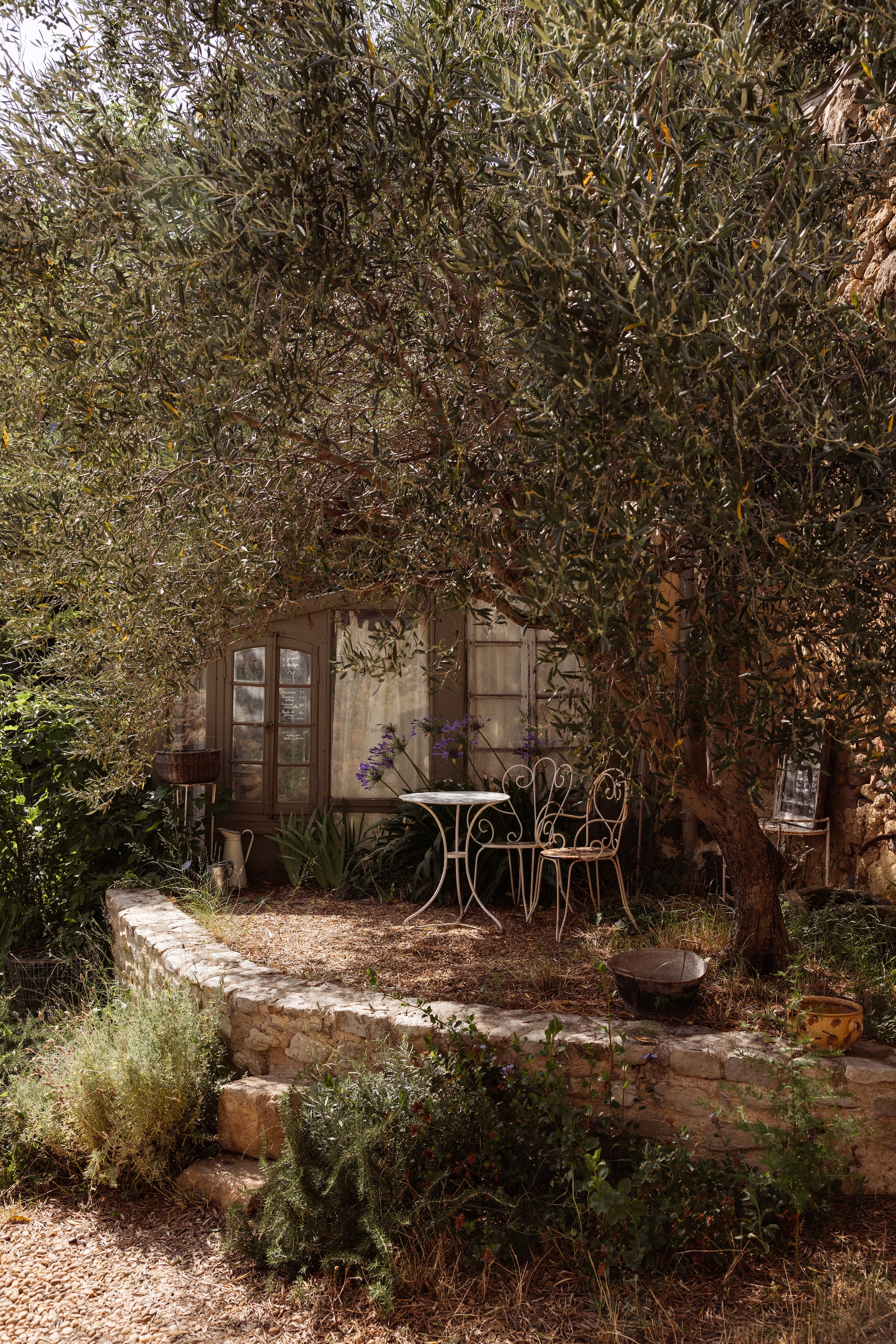 Bistroset brocante. vtwonen Landelijk 04-2026 | fotografie Dana van Leeuwen | styling Ilona Jongepier