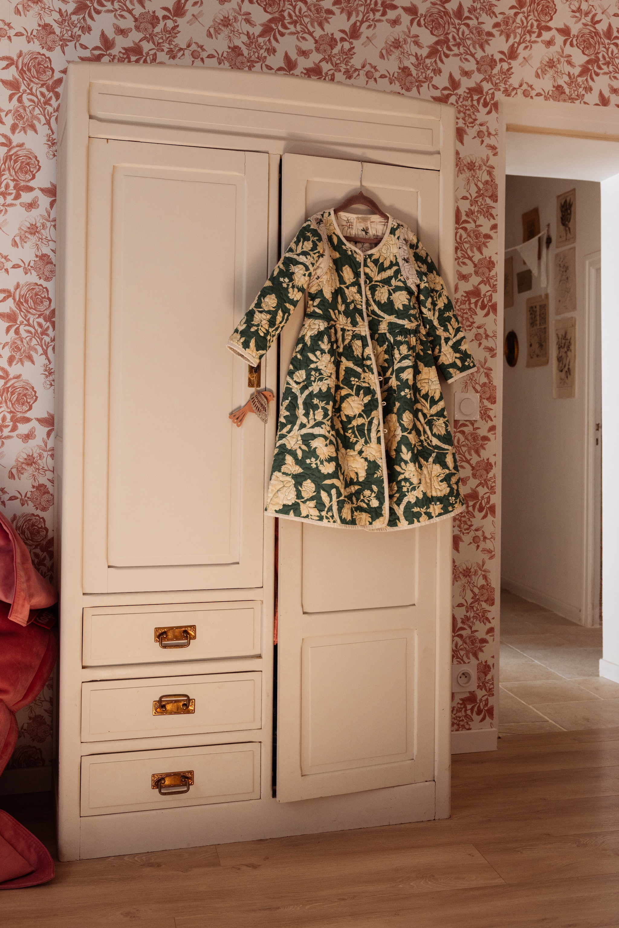 Kast brocante. Jas Bonjour. vtwonen Landelijk 04-2026 | Fotografie Dana van Leeuwen | Styling Ilona Jongepier