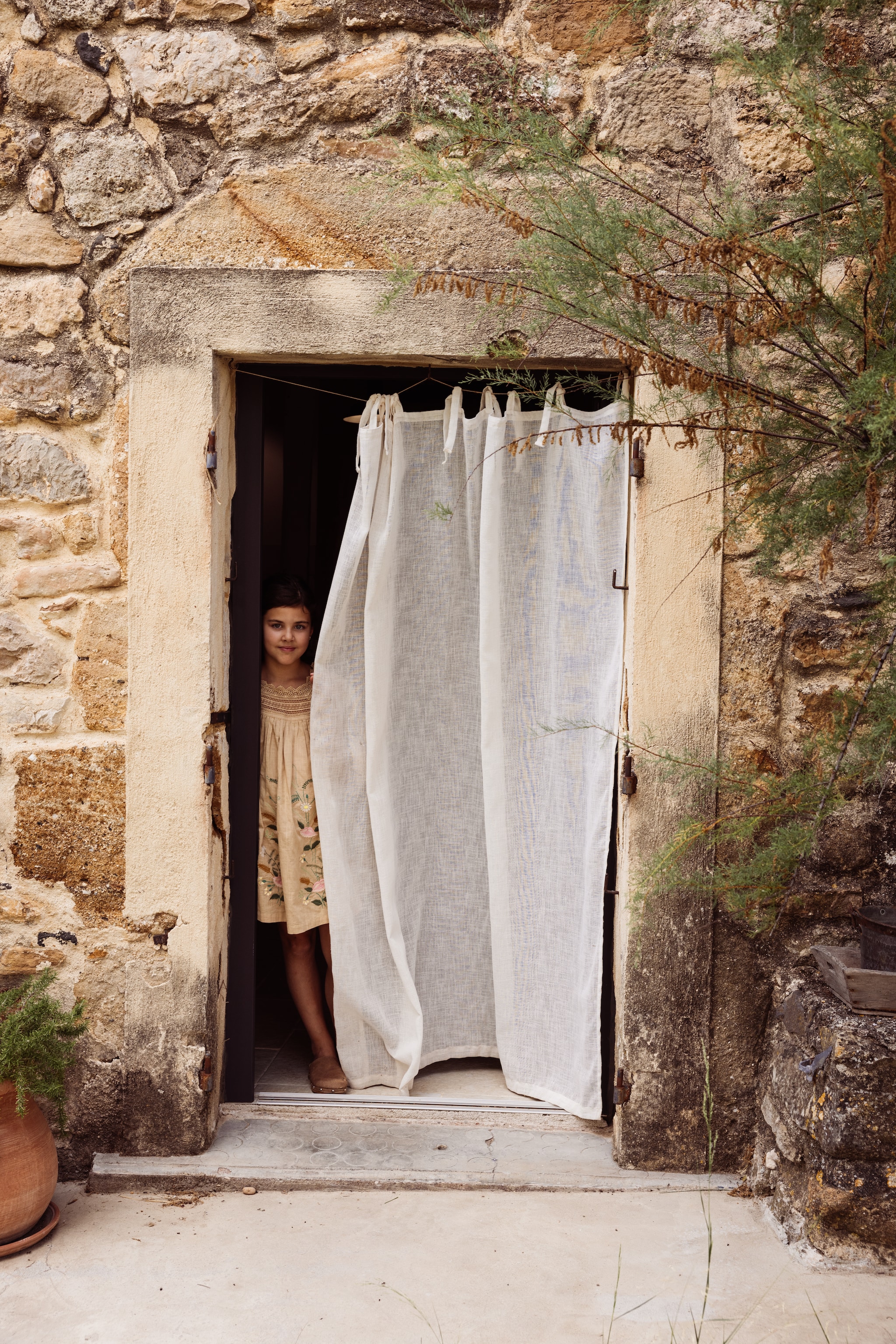 Linnen gordijn La Redoute. vtwonen Landelijk 04-2026 | Fotografie Dana van Leeuwen | Styling Ilona Jongepier