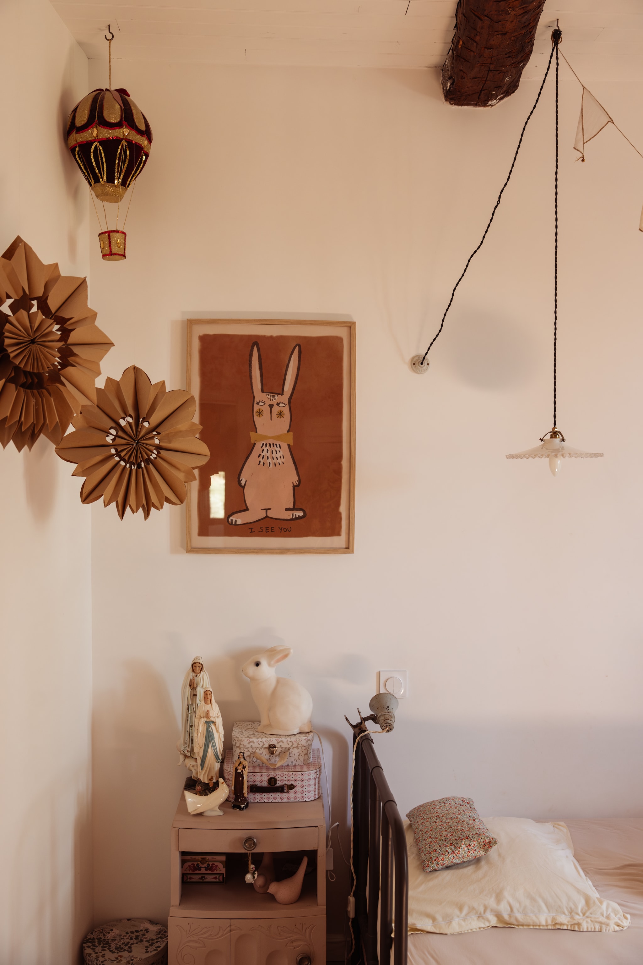 Schilderij Studio Loco. Knuffels Maileg. Konijnenlamp Egmont Toys. Vlaggetjesslinger N74. Beddengoed Am.pm. TapijtLe Petit Souk. vtwonen Landelijk 04-2026 | Fotografie Dana van Leeuwen | Styling Ilona Jongepier