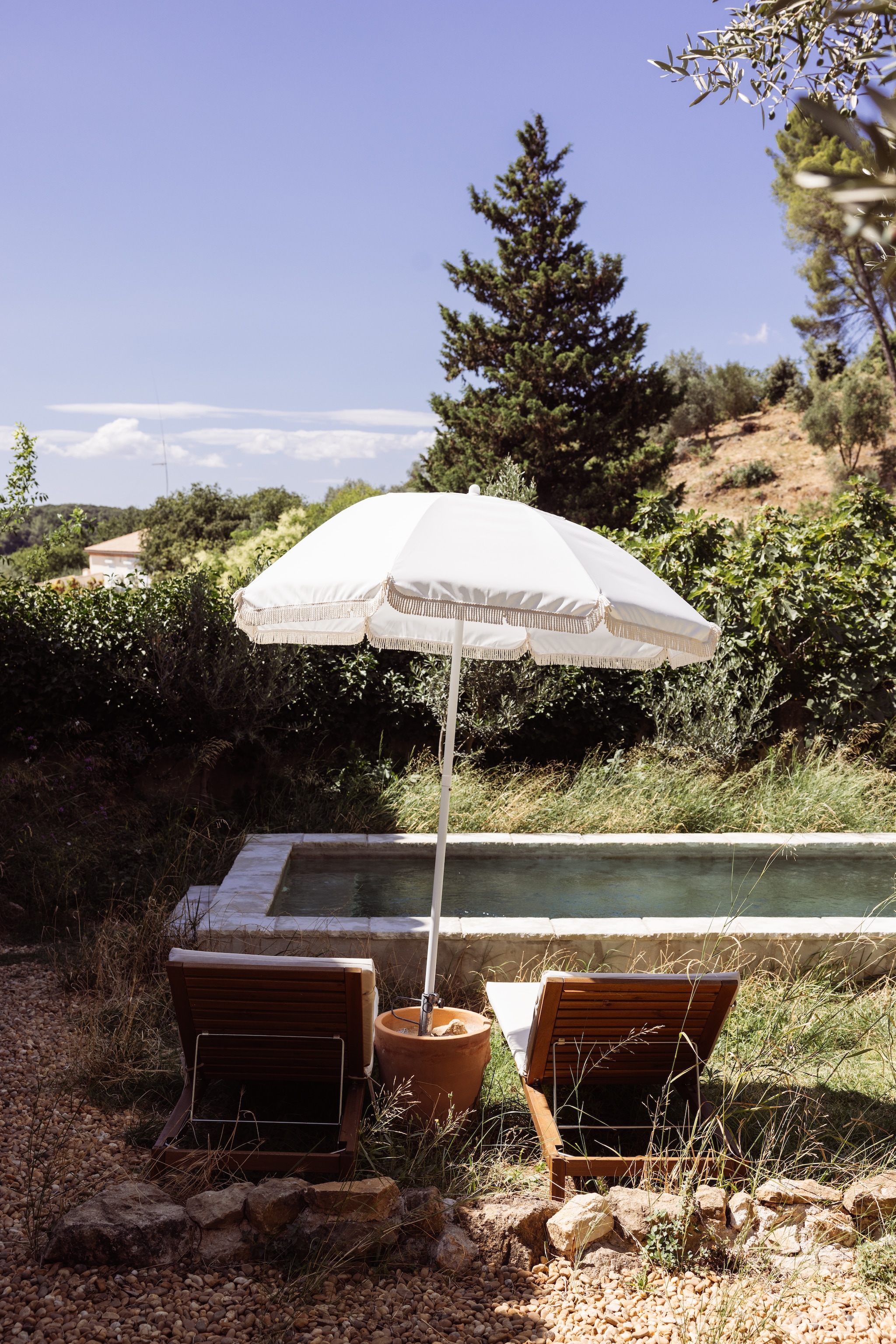 Zwembad zelf aangelegd. vtwonen Landelijk 04-2026 | fotografie Dana van Leeuwen | styling Ilona Jongepier