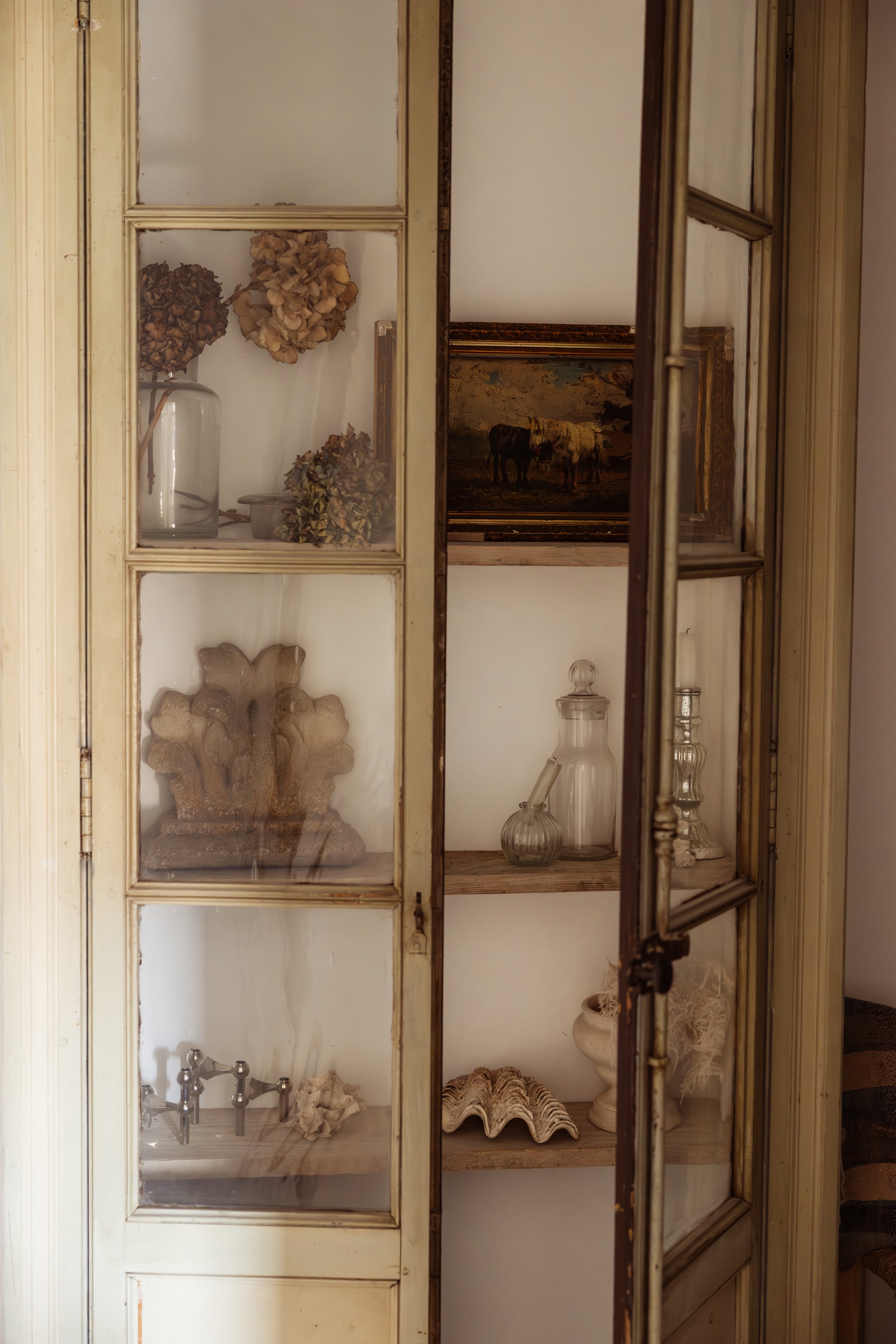 Vitrinekast zelfgemaakt. Grote schelpen Maison Poète. vtwonen Landelijk 04-2026 | Fotografie Dana van Leeuwen | Styling Ilona Jongepier