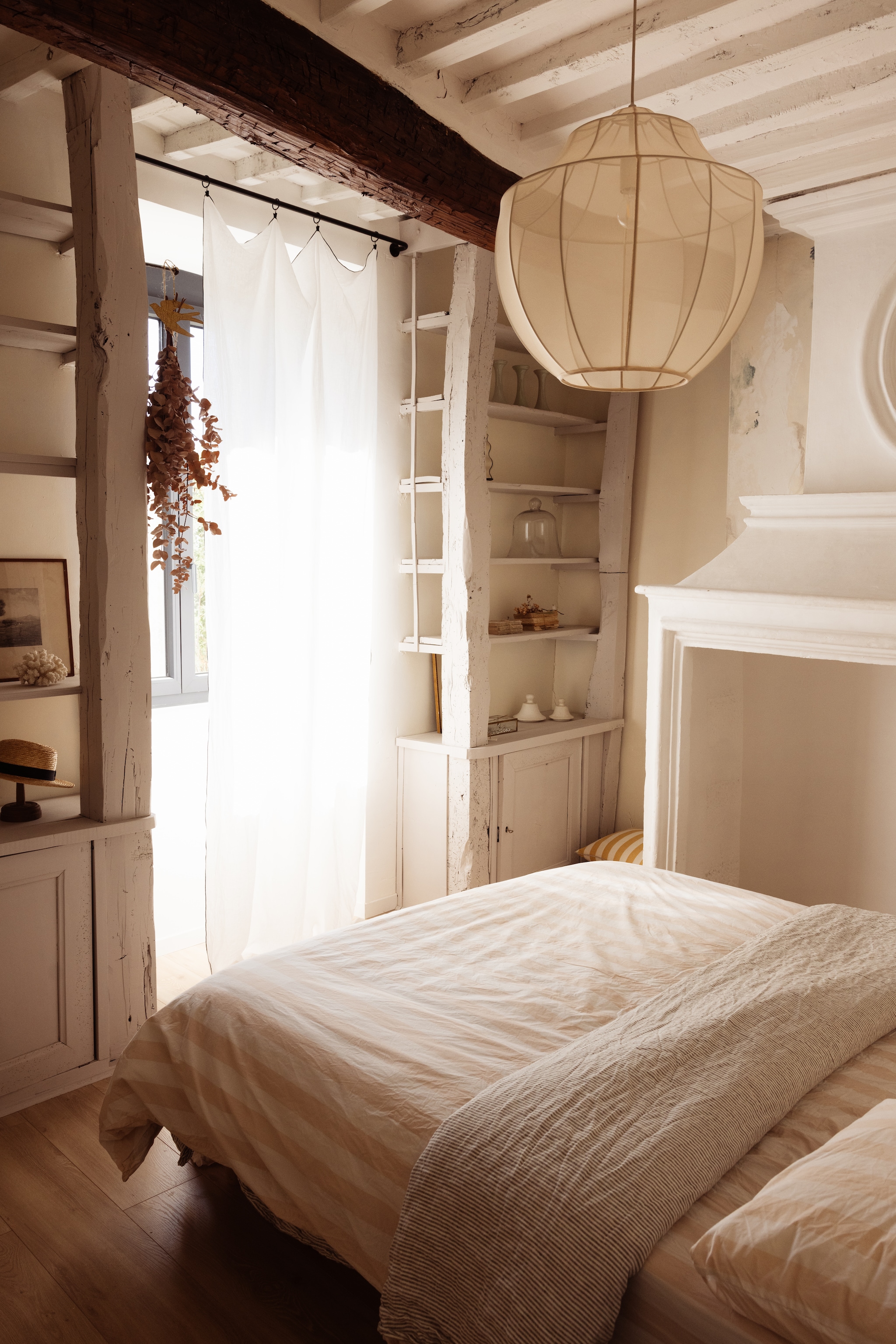 Linnen gordijnen zelfgemaakt. Hanglamp Westwing. Beddengoed Bonsoirs. vtwonen Landelijk 04-2026 | Fotografie Dana van Leeuwen | Styling Ilona Jongepier