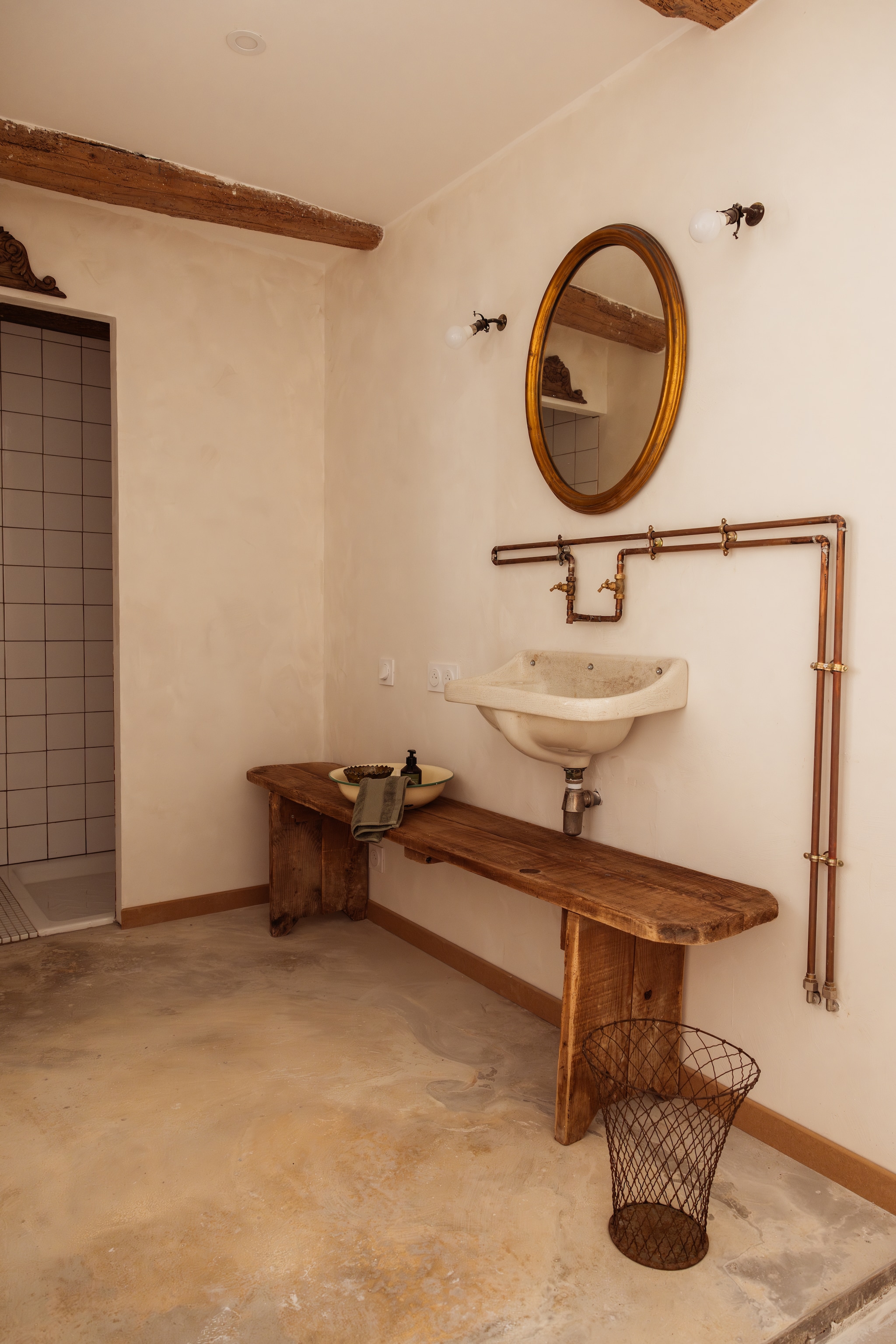 Wandlamp Dans Mes Trésors. Handdoek Linvosges. Overige items brocante. vtwonen Landelijk 04-2026 | Fotografie Dana van Leeuwen | Styling Ilona Jongepier