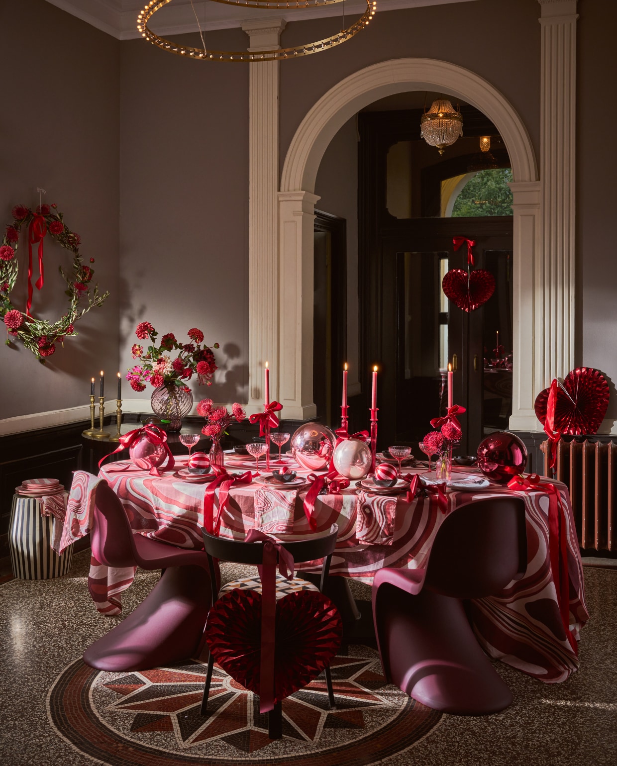 Kunststof stoelen Panton, per stuk € 345,- (vitra.com). Zwarte mid-century stoel, set van 4 € 1000,- (vintagehoarder.com). Zwart-witte kruk Taura € 530,30 (nordal.com). Tafelkleed, linnen met satijn, vanaf € 385,-, linnen servetten, set van 4 € 160,- (l-objet.com). Grote kerstballen vanaf € 22,99 (bol.com). Donkerroze glazen kandelaars Peony, per stuk € 39,95, roze-wit gestreepte dinerborden Posy, per stuk € 29,95, roze-wit gestreepte ontbijtborden Posy, per stuk € 24,95, champagneglazen, per stuk € 14,95, zijden gestreepte kerstballen, per stuk vanaf € 7,95 (anna-nina.com). Bord La Mère van Serax in Venetian Red, per stuk € 22,90, zwart bestek van vtwonen, 18-delig  € 89,-, schaal La Mère van Serax in Ebony € 13,99 (vtwonen.nl/shop). Ovale eettafel, 240x100x77 cm (lxbxh) vanaf € 1999,- (lanena- home.com). Waaier in hartvorm € 5,95 (hema.nl). Vintage paarse glazen vaas en goudkleurige kandelaars(kringloopwinkel). Overig privébezit.
Roze-wit gestreepte ontbijtborden Posy, per stuk € 24,95, zijden gestreepte kerstballen, per stuk vanaf € 7,95 (anna-nina.com). Bord  La Mère van Serax in Venetian Red € 22,90 (vtwonen.nl/shop). Vintage vaas (kringloopwinkel). Overig privébezit. vtwonen 13-2023 | styling Cleo Scheulderman | fotografie Jeroen van der Spek