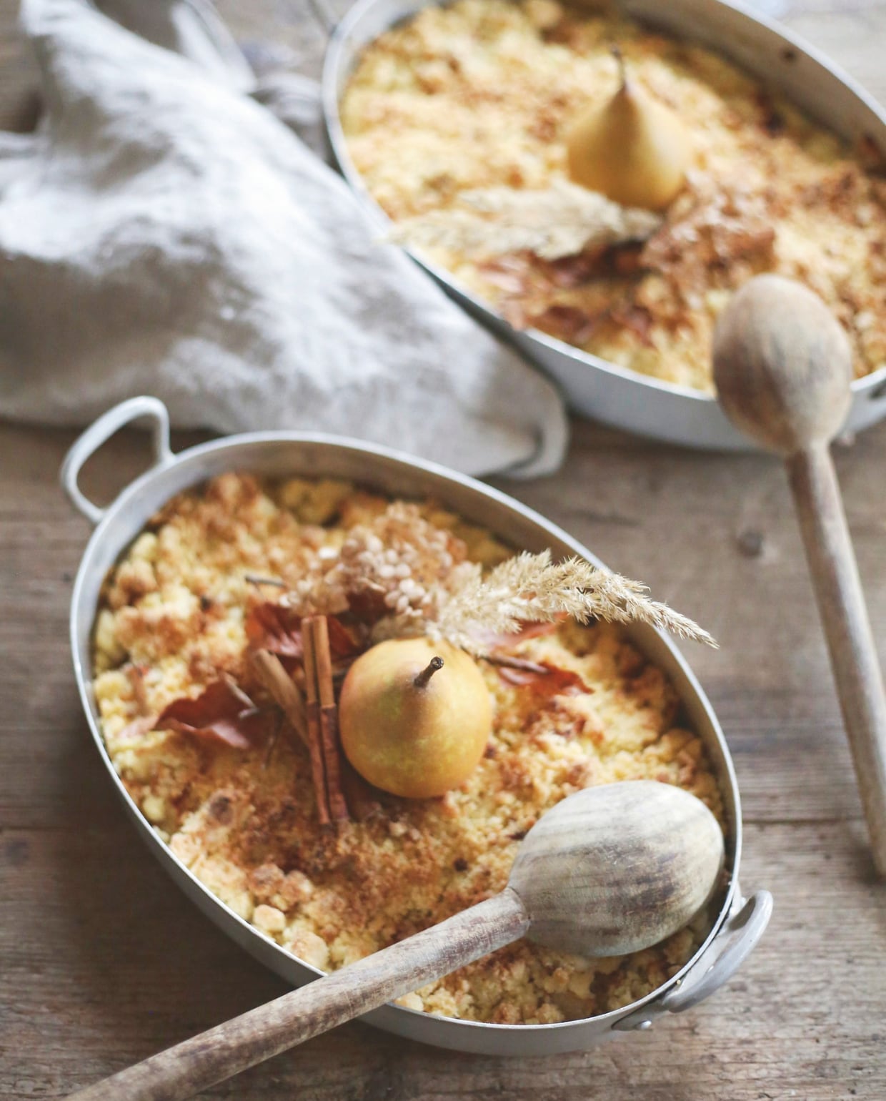 Crumble met stoofpeer vtwonen Landelijk 01-2026 | fotografie Floor van Dinteren