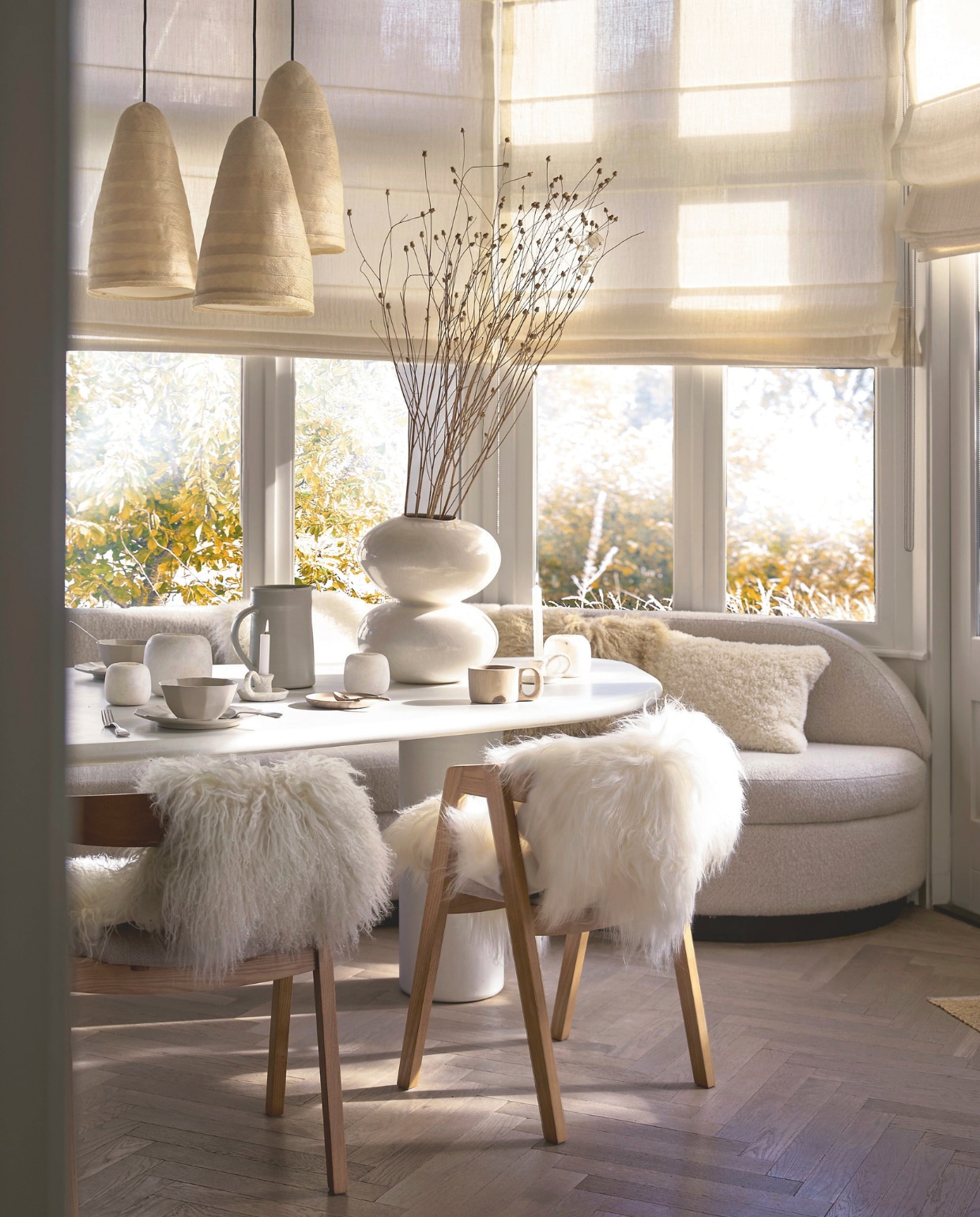 Zuiver eetkamerstoelen Mads € 299,-, Urban Nature Culture vaas Foss, wit, keramiek € 169,99 (shop.vtwonen.nl). Furnified eettafel Kimberly, microskin, 180x100x75 cm (lxbxh), vanaf € 1999,- (furnified.com). Vachtenspecialist kussen Tibet, lamsvacht, camel, 45x45 cm€ 64,95, schapenvacht IJslands over de stoelen, wit € 79,95 (vachtenspecialist.nl). Zara Home kandelaar, keramiek € 15,99, kom, aardewerk € 9,99, borden, aardewerk € 11,99 (zarahome.com). Sukha kan, keramiek € 149,-, bord, hout € 18,-, beker, hout (sukha.nl). Pinch hanglamp Beata, prijs op aanvraag (pinchdesign.com). Overig privébezit. vtwonen 12-2025 | styling Cleo Scheulderman | fotografie Jeroen van der Spek | assistentie Mette Sophie van der Hoek, Valerie Stoker