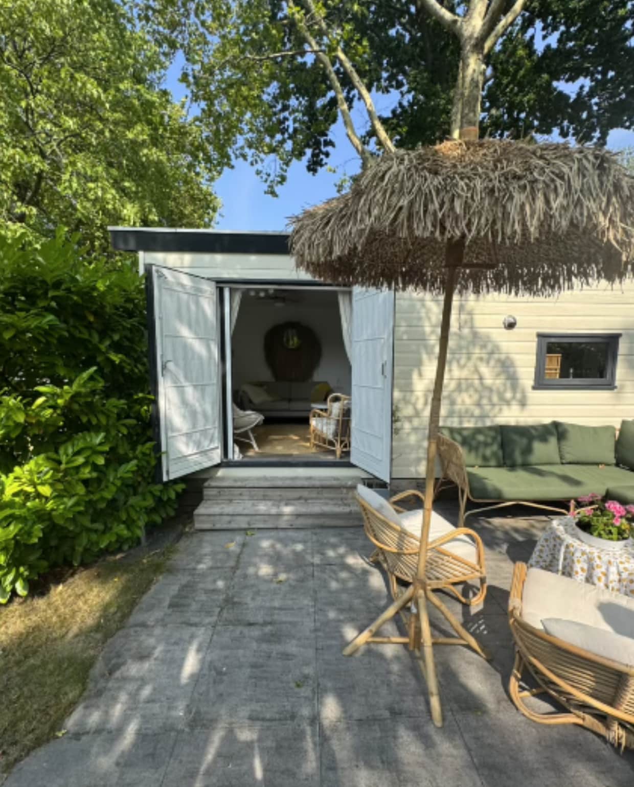 De huidige look van het huisje. Sophie: 'De badkamer is de eerste ruimte die af is. Hierna ga ik aan de slag met de woonkamer en tuin(set). Het huisje krijgt ook een andere kleur!'