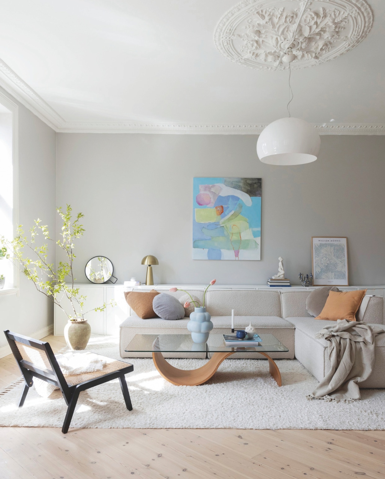 Bank Sofa company. Fauteuil H&m home. Hanglamp Kartell. Schilderij Lise Ivarson. Vergelijkbare goudkleurige tafellamp Dana van Kwantum of Pimpernel van Steinhauer. Salontafel en vloerkleed tweedehands. Wandkleur onbekend.
 vtwonen 01-2026 | styling Mari K. Olsen | fotografie Filippa Tredal | productie House of Pictures