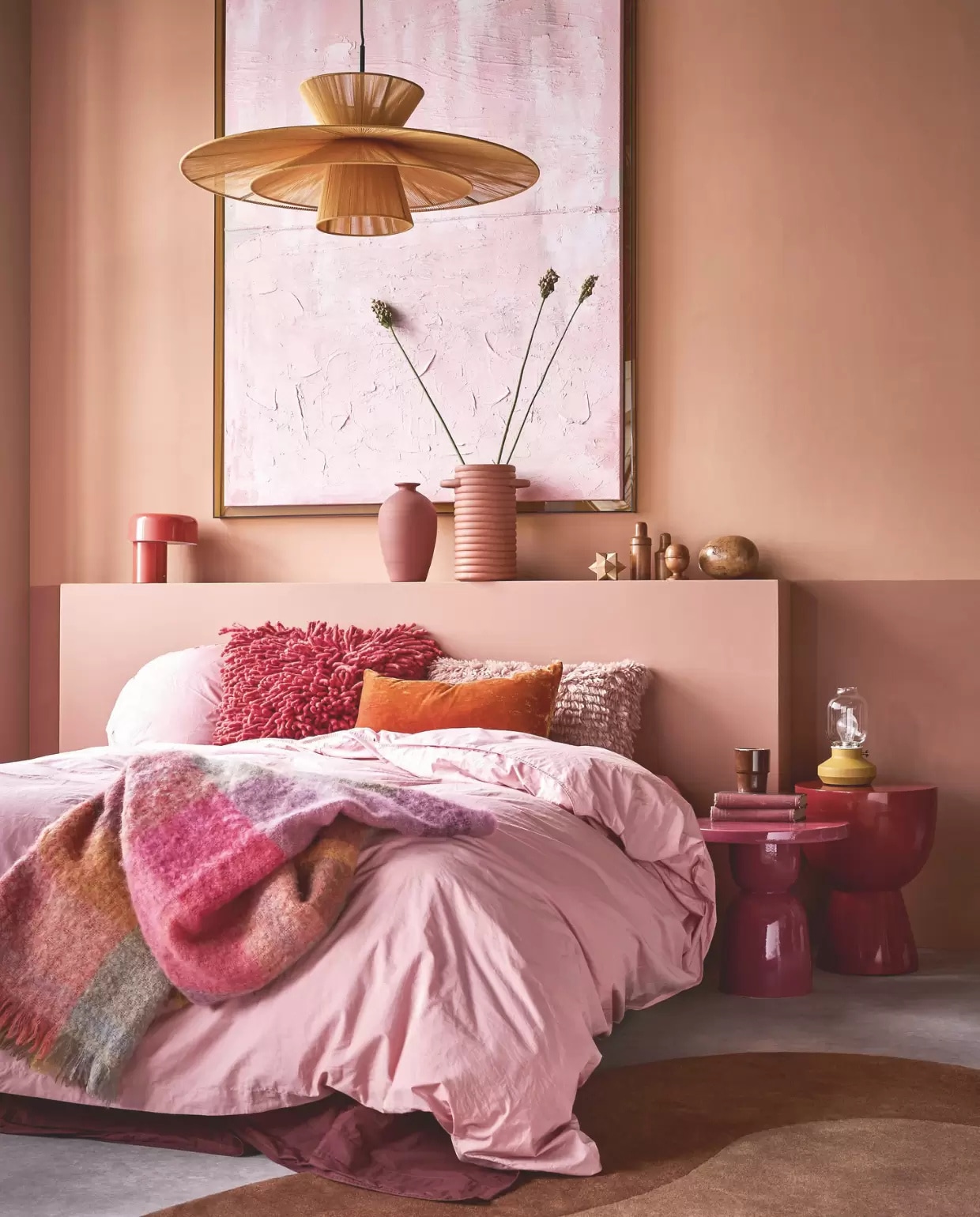 Lab Paint muurverf lambrisering, Barista en Little Italy, en muurverf sokkel, Tout, 1 liter € 56,- (vestingh.nl). Casalis vloerkleed en panelen, reliëf geweven wollen stof, zachtgeel en terra, prijs op aanvraag (casalis.be). Urban Nature Culture pot Madu, aardewerk, terra € 249,99, Pstr Store poster Brothers door Studio Dalli, papier, oranje/blauw, 30x40 cm € 45,- (shop.vtwonen.nl). HKliving kussen Rugged, wol/katoen, kersenrood € 79,95, schaal Shell, keramiek, rozerood € 99,95 (hkliving.nl). Ikea plaid Stockholm 2025, wol, oranje € 79,99 (ikea.com). Loods 5 bankje Trix, metaal, bordeaux, 110x 37,5x45,5 cm (lxbxh) € 295,- (loods5.nl). Fést salontafel Uma, glas en hout, chocolate,  100x31 cm (Øxh) € 599,-(festamsterdam.com). vtwonen 09-2025 | styling Marianne Luning | fotografie Alexander van Berge