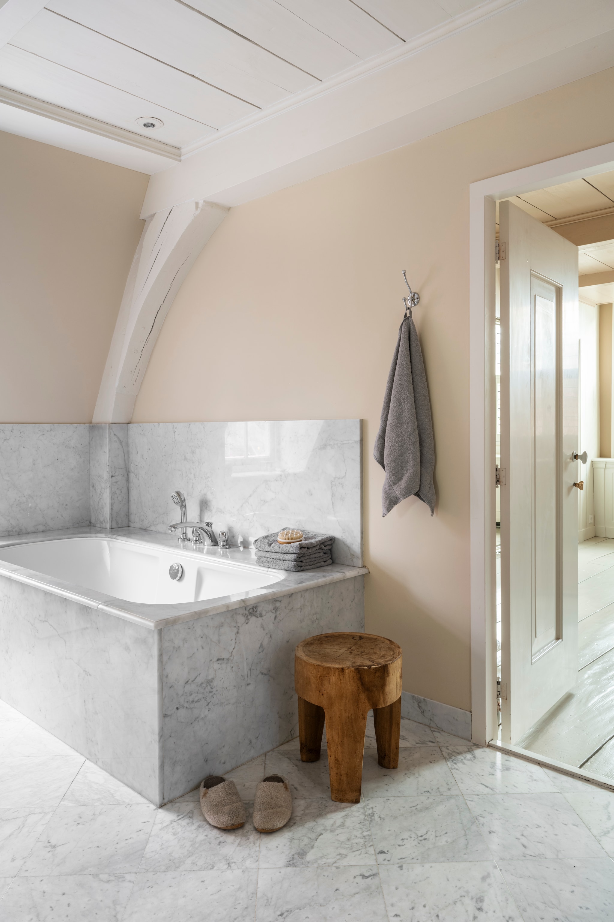 Bad en tegels zaten al in het huis. Kruk Polspotten. Handdoeken Hema. vtwonen Landelijk 04-2026 | styling Marianne Luning | fotografie Stan Koolen