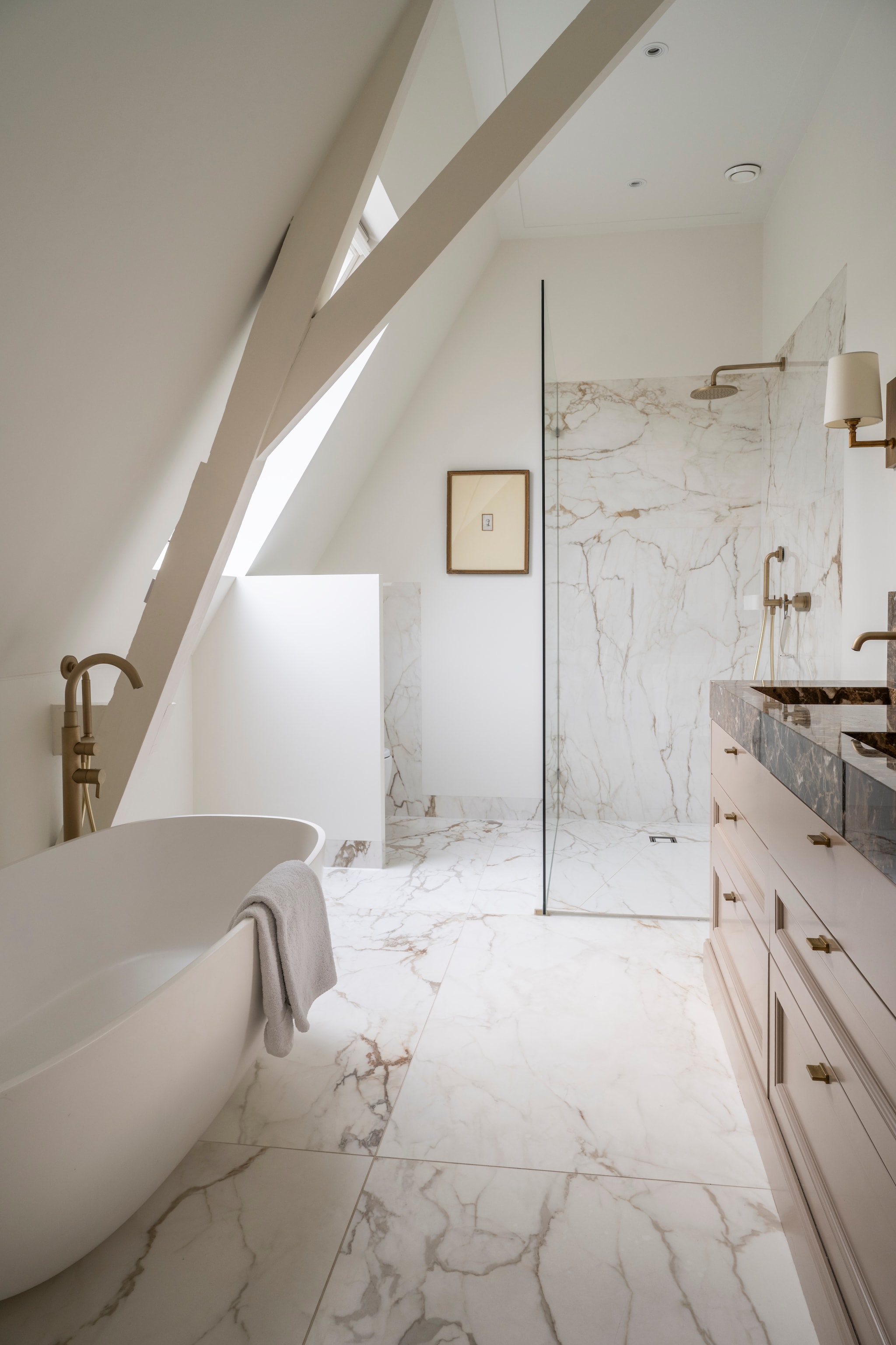 Wastafelmeubel Leguit en Roos. Tegels, kraan, bad en douche Intercodam. Kunstwerk Ambiance Home Decoration. vtwonen Landelijk 04-2026 | styling Marianne Luning | fotografie Stan Koolen