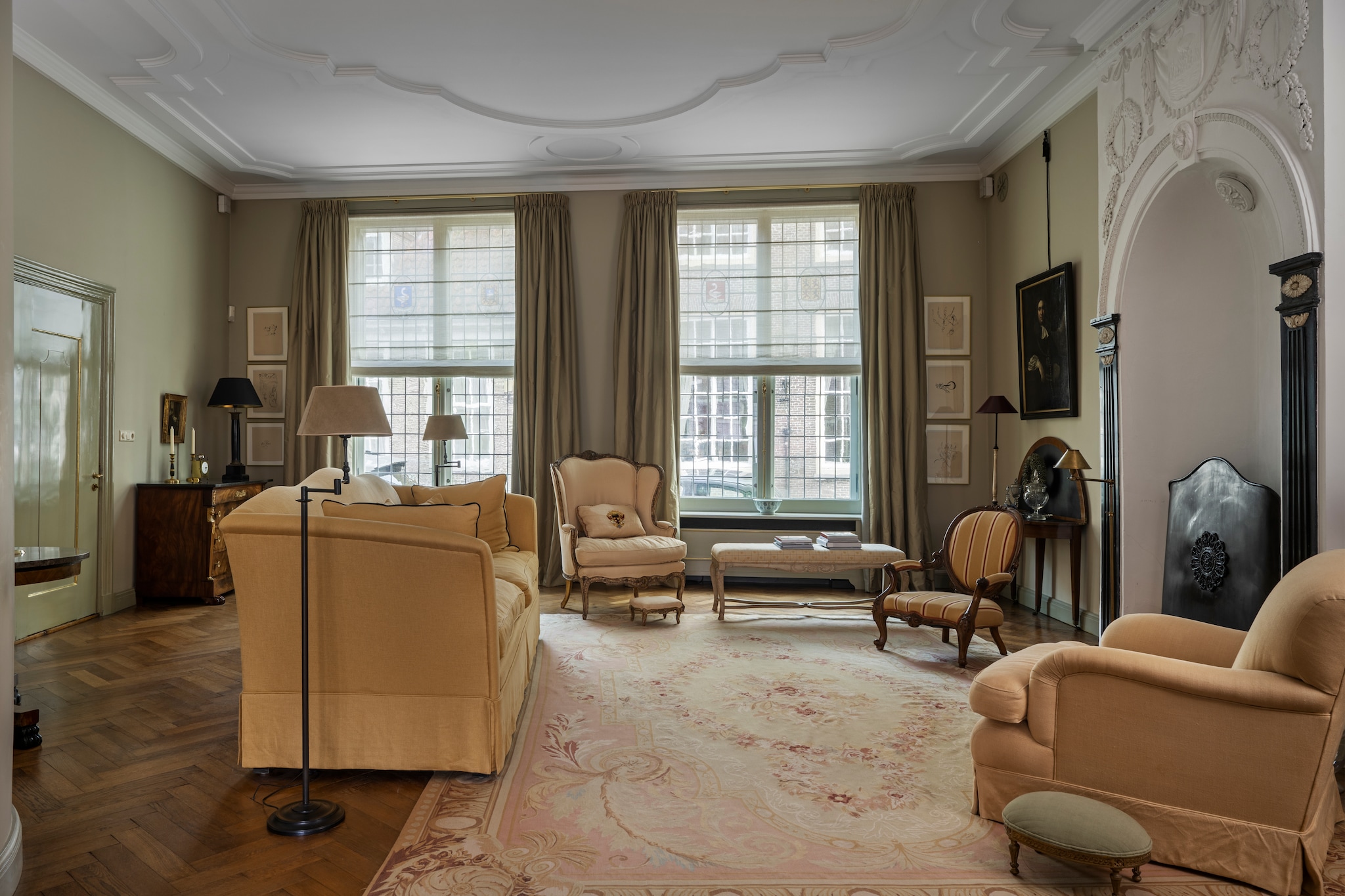 Zitmeubels en lampen Dols & Co Interiors. Muurkleur Bone van Farrow & Ball. Gordijnen en raambekleding Home Couture by Bernie. Schilderijen veiling. Parketvloer uit 1908 zat al in het huis. vtwonen Landelijk 04-2026 | styling Marianne Luning | fotografie Stan Koolen
