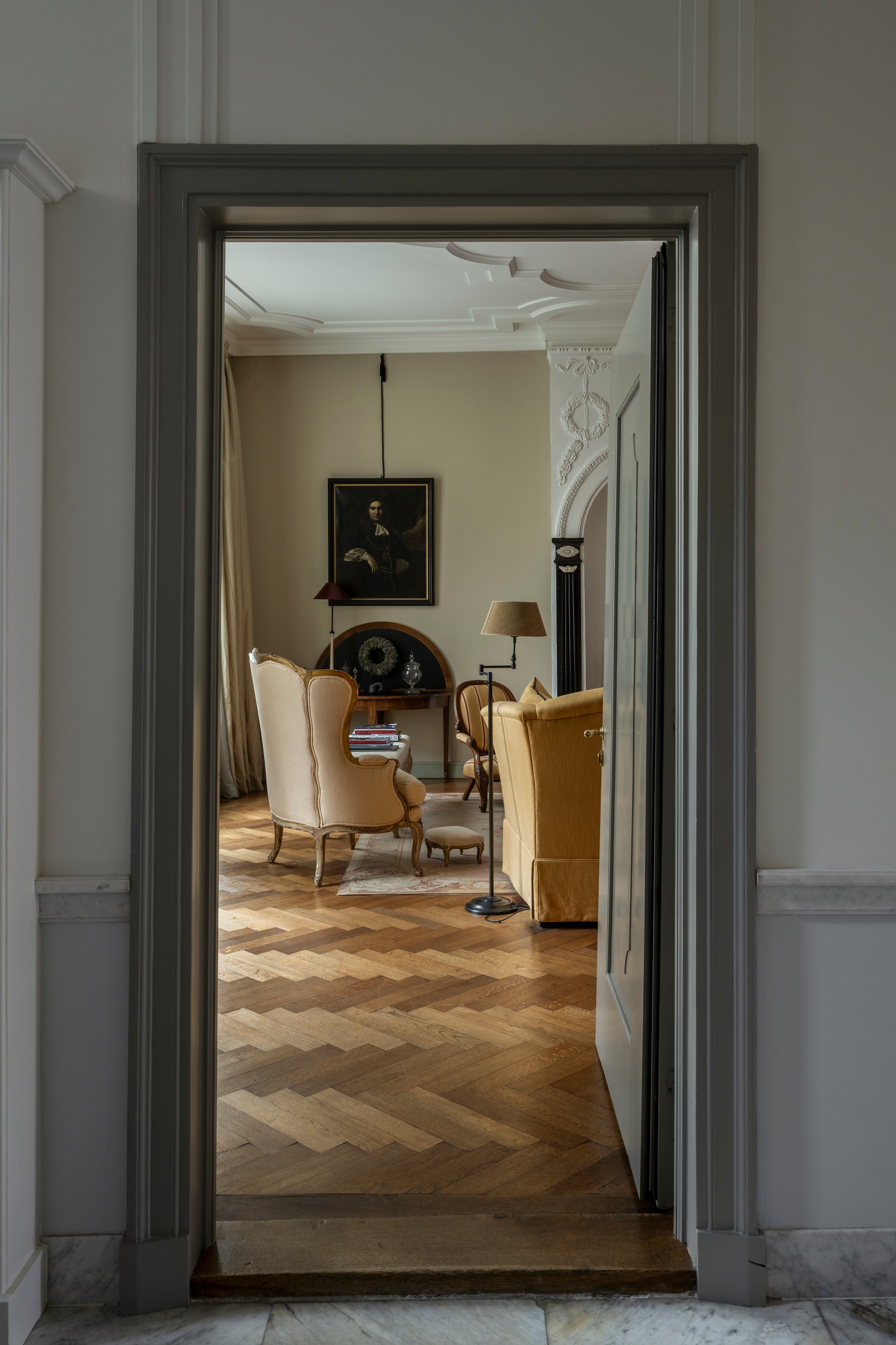 Zitmeubels en lampen Dols & Co Interiors. Muurkleur Bone van Farrow & Ball. Gordijnen en raambekleding Home Coutureby Bernie. Schilderijen van eenveiling. Parketvloer uit 1908 zat al in het huis. vtwonen Landelijk 04-2026 | styling Marianne Luning | fotografie Stan Koolen