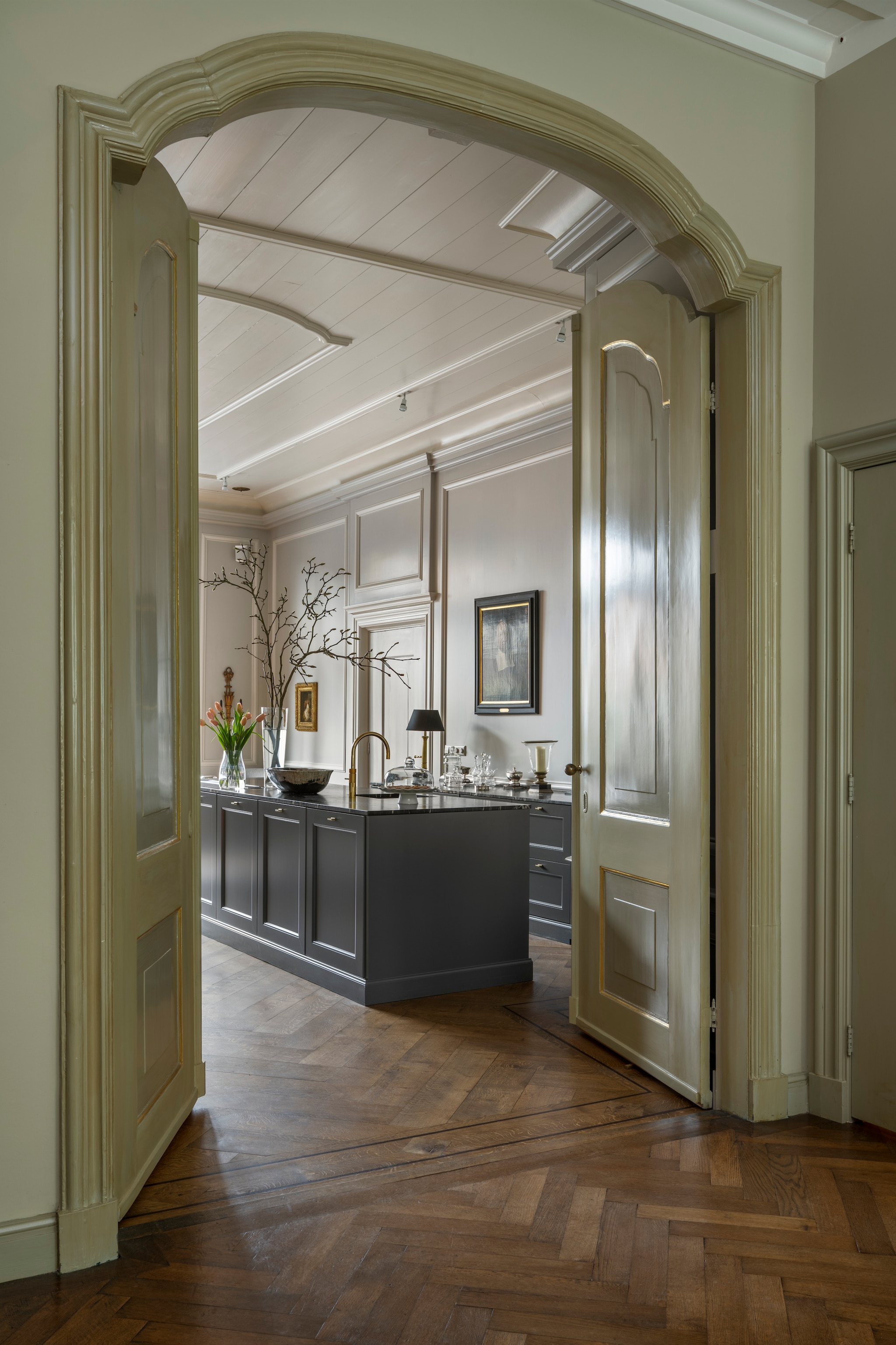 Lamp veiling. Spots Etb Ronday. Kleur van de deuren Bone en kleur plafond Wimborne White van Farrow & Ball. vtwonen Landelijk 04-2026 | styling Marianne Luning | fotografie Stan Koolen