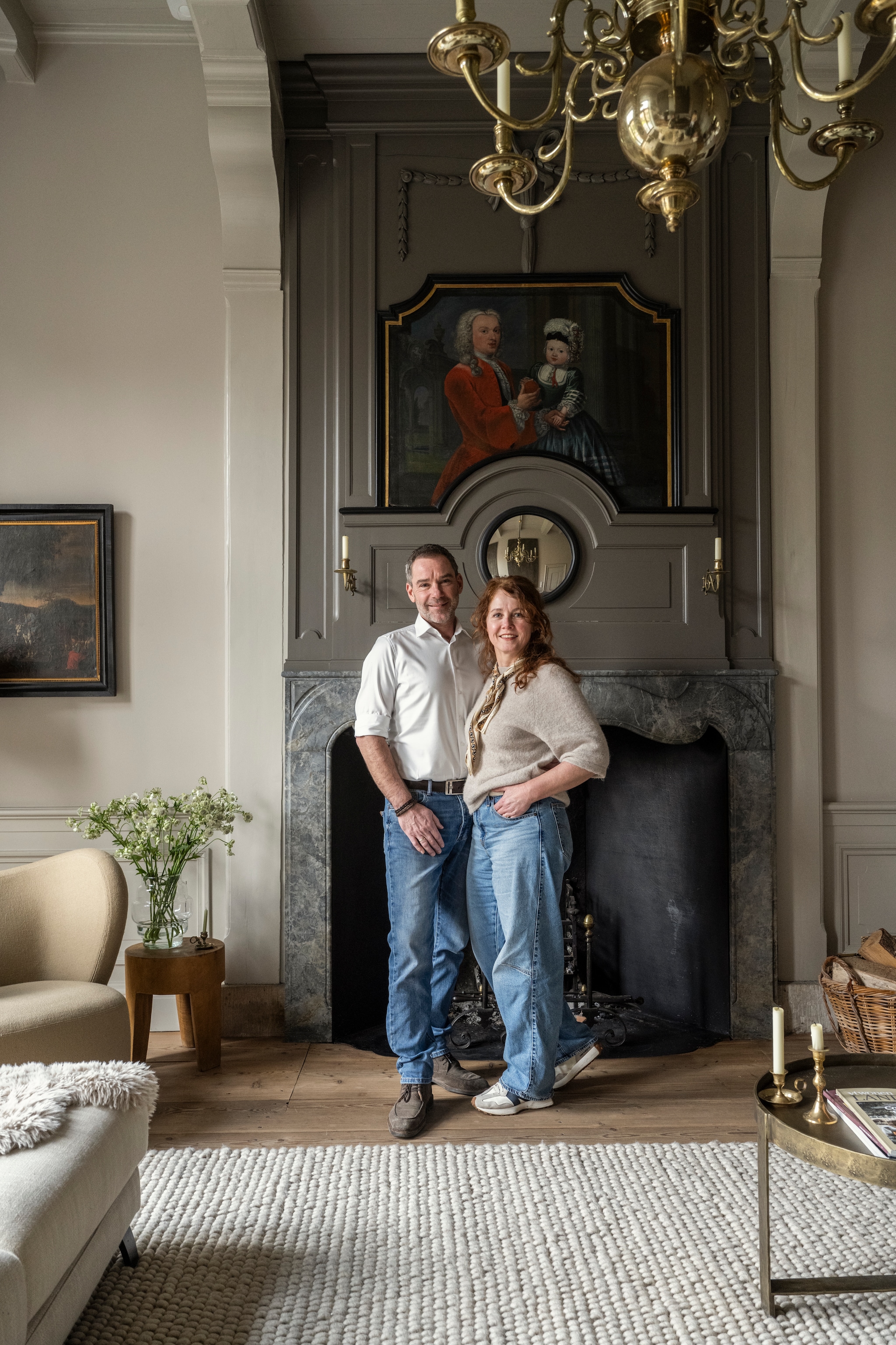Cor en Nathalie voor de schouw in de woonkamer. vtwonen Landelijk 04-2026 | styling Marianne Luning | fotografie Stan Koolen