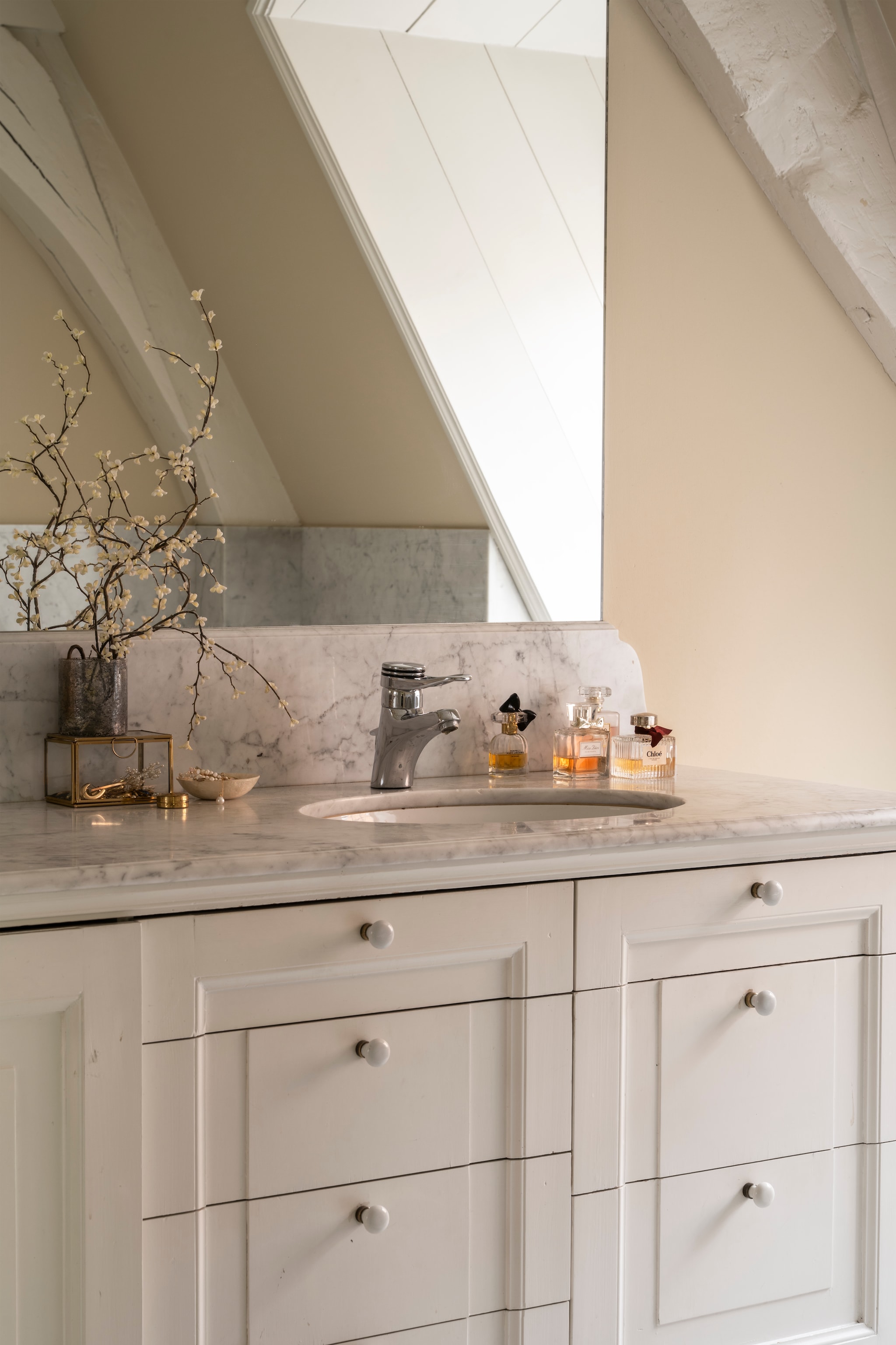 Wastafelmeubel zat al in het huis. vtwonen Landelijk 04-2026 | styling Marianne Luning | fotografie Stan Koolen