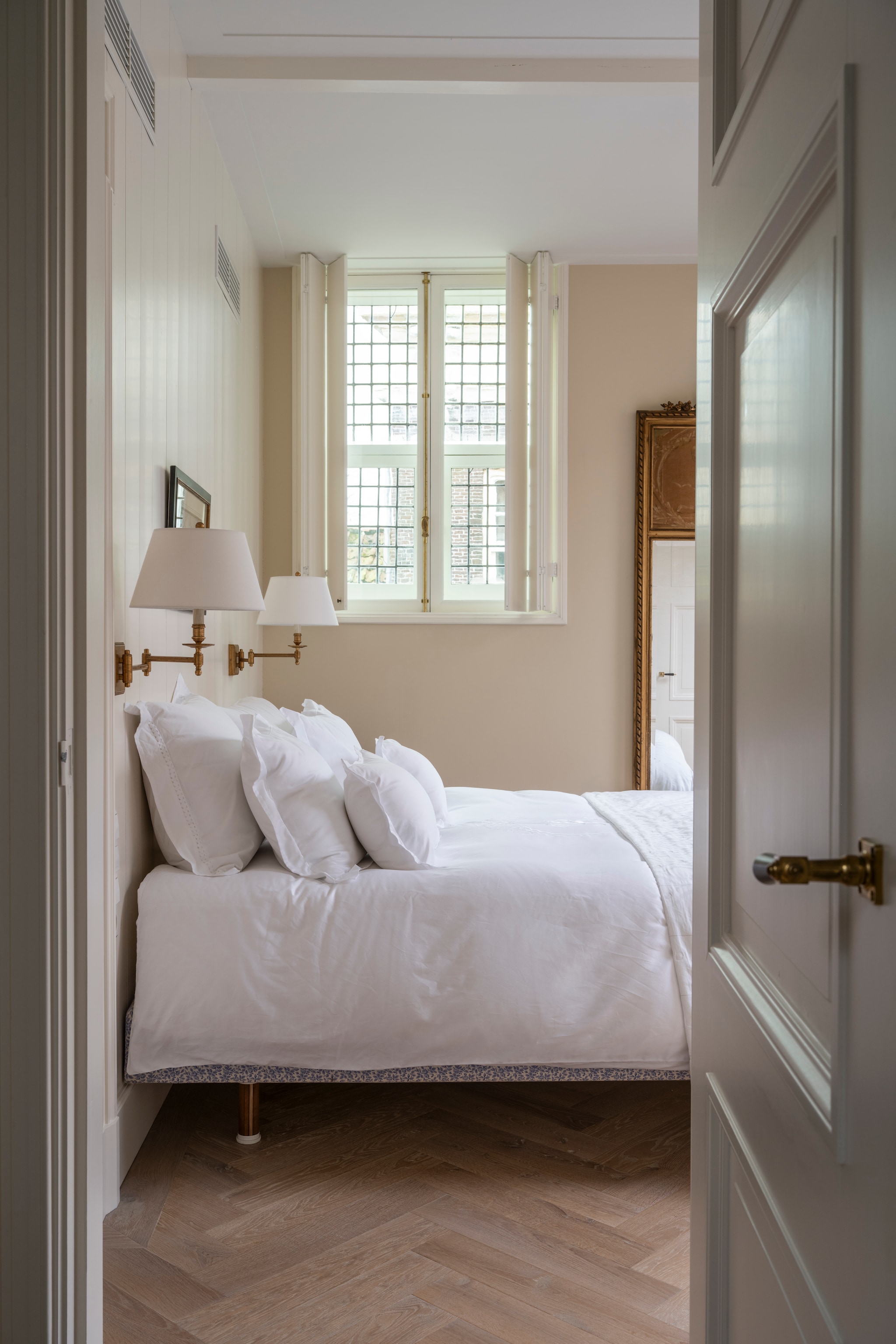 Bed 40 jaar geleden gekocht bij Klok Meubel. Beddengoed Liens Linnen. Lampen Empel Collections. Raambekleding Leguit en Roos. Vloer Uipkes. vtwonen Landelijk 04-2026 | styling Marianne Luning | fotografie Stan Koolen